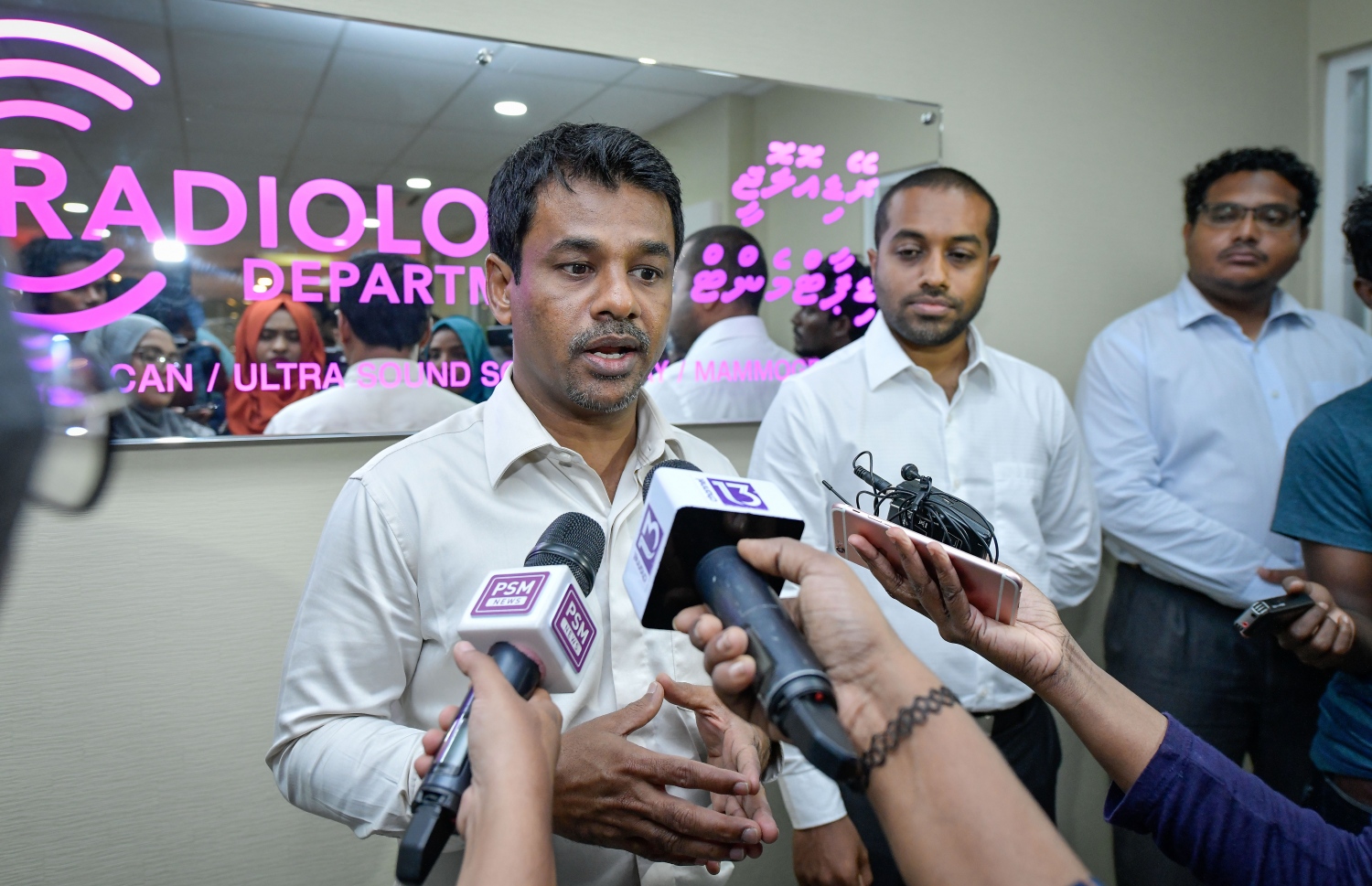 ހެލްތު މިނިސްޓަރު ނާޒިމް މިރޭ މީޑިއާ އަށް އިންޓަވިއު ދެއްވަނީ. ---ފޮޓޯ: ނިޝާން އަލީ/ މިހާރު