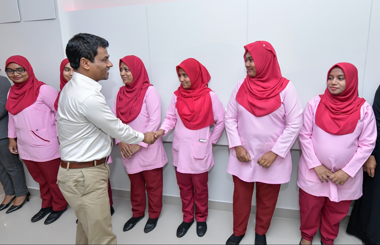 ހުޅުމާލެ ހޮސްޕިޓަލްގައި މަސައްކަތް ކުރާ މުވައްޒަފުންނާ ނާޒިމް މިރޭ ސަލާމް ކުރައްވަނީ. ---ފޮޓޯ: ނިޝާން އަލީ/ މިހާރު