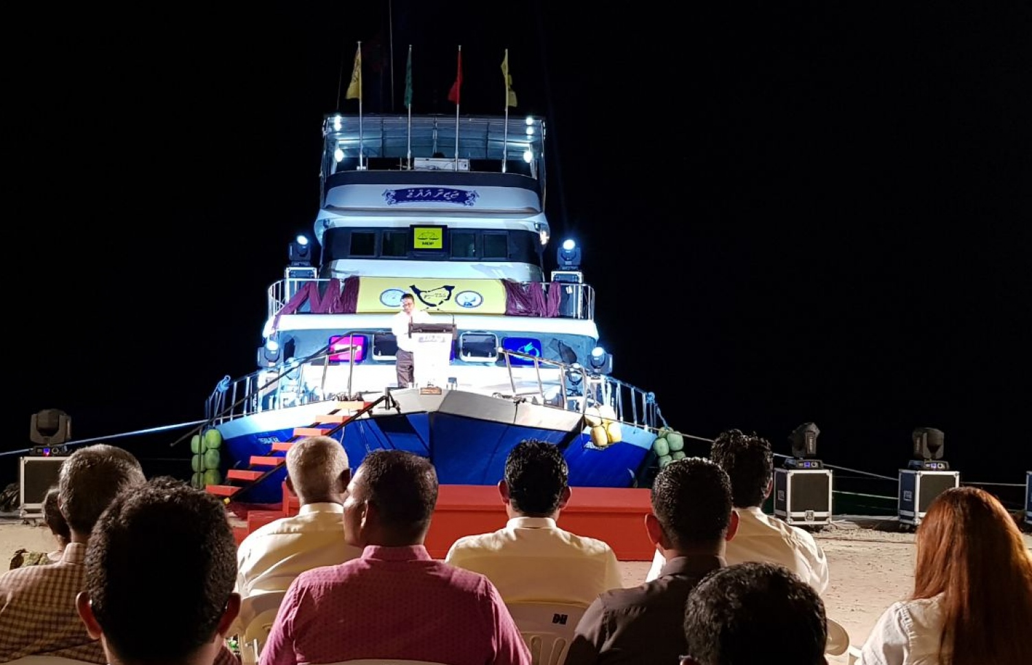 ފައިބަރު ދޯންޏެއްގައި ހަދާފައިވާ ރީތި ޕޯޑިއަމް؛ މި ޕޯޑިއަމްގައި އިބޫ އާއި ފައިސަލް ވަނީ ގިނަ ވައުދުތަކެއް ރައްޔިތުންނަށް ވެެވަޑައިގެންފައި. --ފޮޓޯ: އަހްމަދު އަބްދުﷲ ސައީދު/މިހާރު