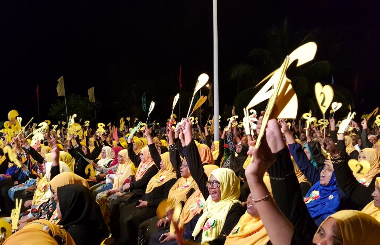 މި ރަށުގައި ބޭއްވި ޖަލްސާގައި ބައިވެރިވެވަޑައިގަތް އިދިކޮޅު ޕާޓީތަކުގެ ސަޕޯޓަރުން. --ފޮޓޯ: އަހްމަދު އަބްދުﷲ ސައީދު/މިހާރު