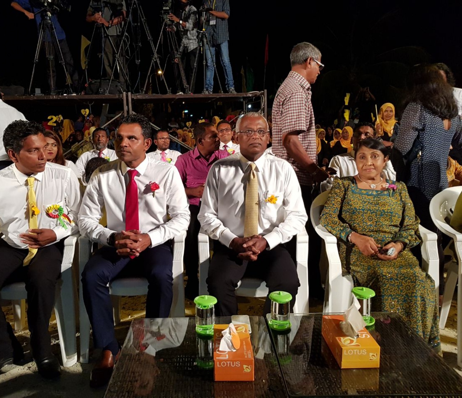 މި ރަށުގައި ބޭއްވި ޖަލްސާގައި އިބޫ އާއި ފައިސަލްއާ އެކު ނަސްރީނާ ބައިވެރިވެވަޑައިގަންނަވަނީ. --ފޮޓޯ: އަހްމަދު އަބްދުއްﷲ ސައީދު/މިހާރު