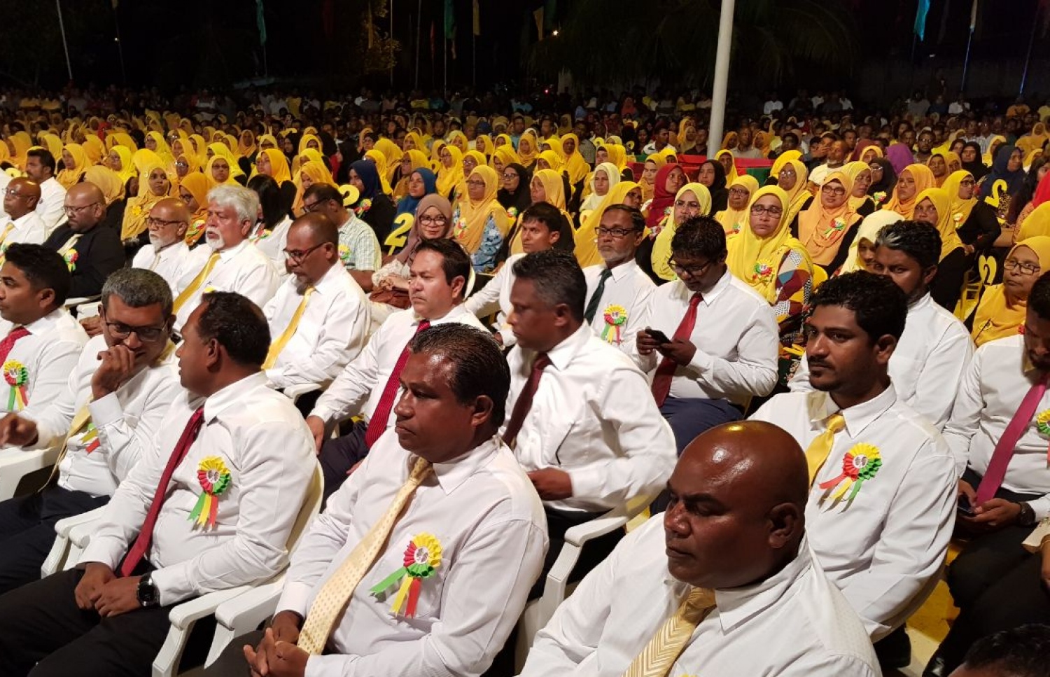 އިދިކޮޅު ޕާޓީތަކުން ހިތަދޫގައި ބޭއްވި ޖަލްސާގައި ސަޕޯޓަރުން ބައިވެރިވަނީ. --ފޮޓޯ/އެމްޑީޕީ