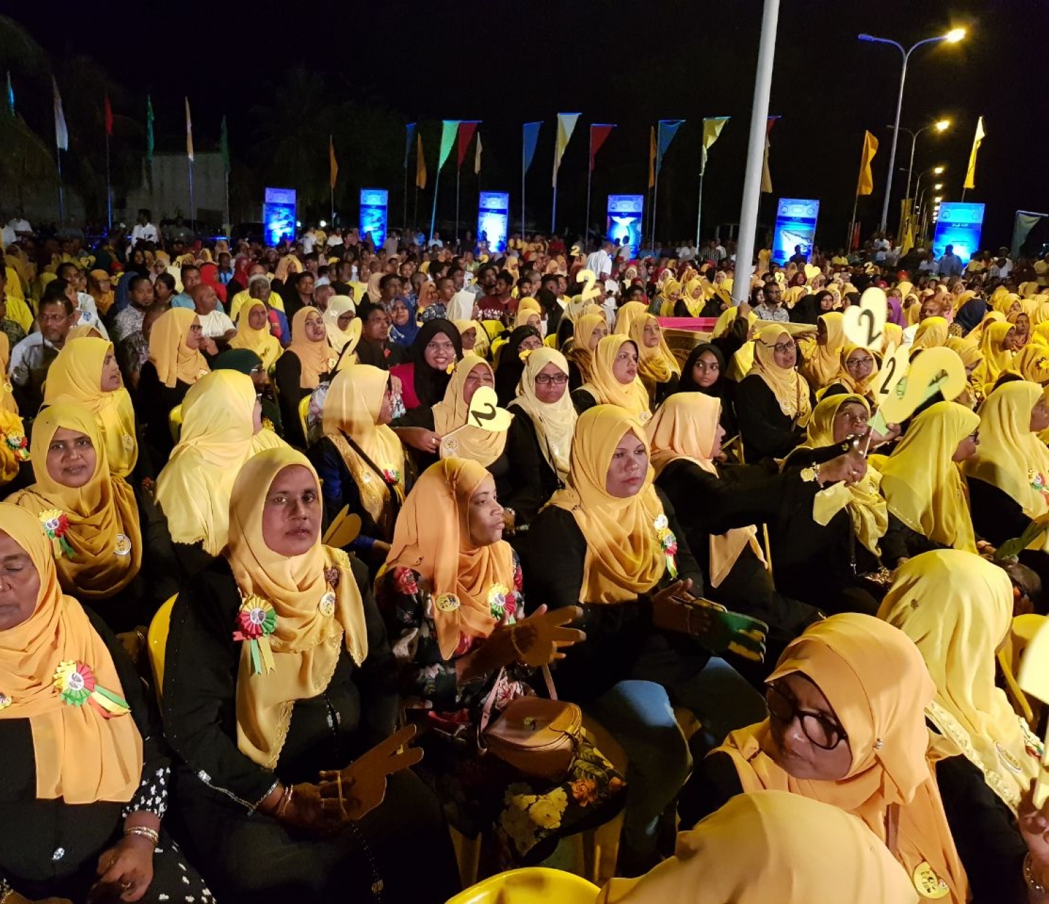 މި ރަށުގައި ބޭއްވި ޖަލްސާގައި ބައިވެރިވެވަޑައިގަތް އިދިކޮޅު ޕާޓީތަކުގެ ސަޕޯޓަރުން. --ފޮޓޯ: އަހްމަދު އަބްދުﷲ ސައީދު/މިހާރު