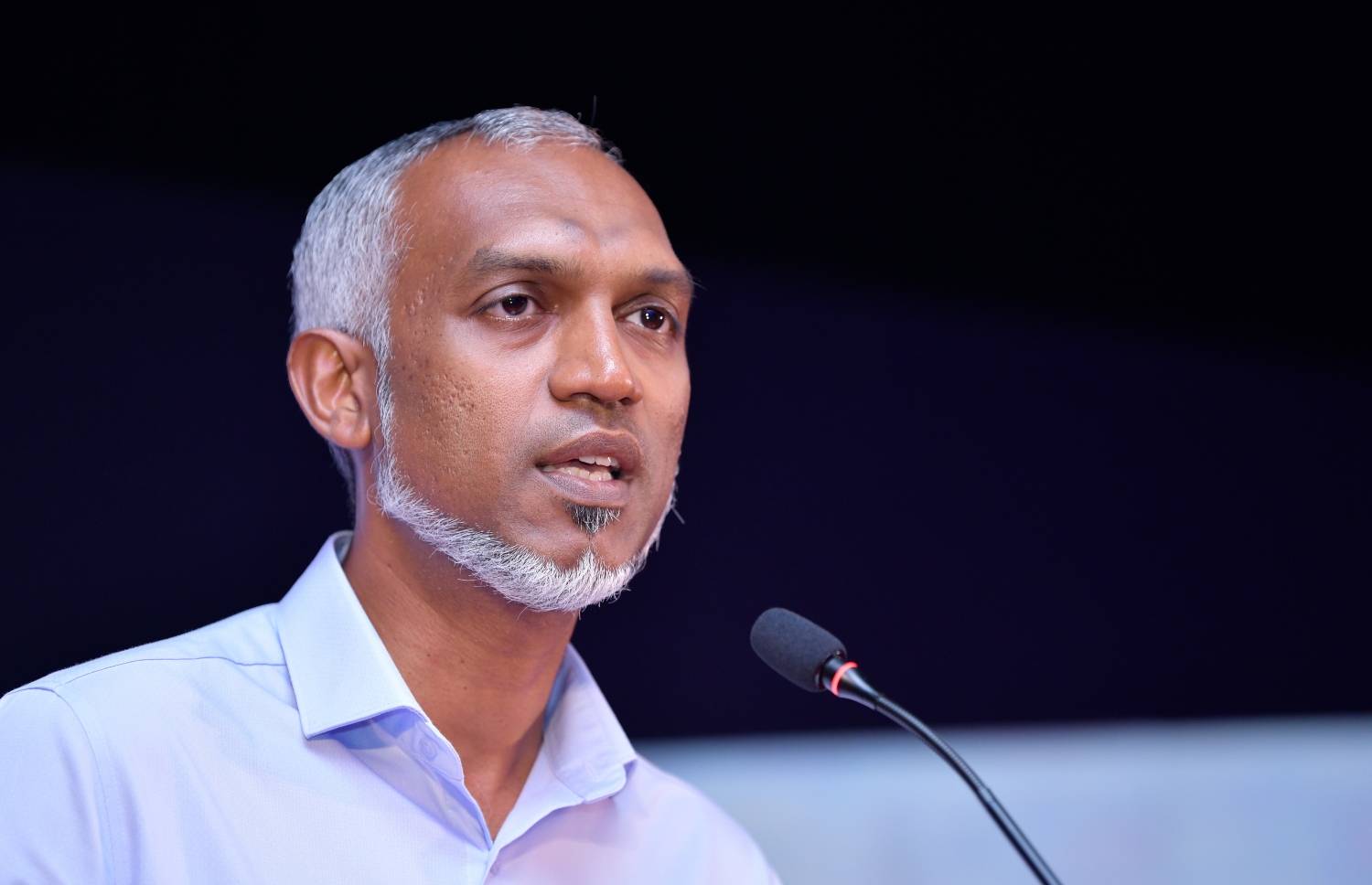 ސެޕްޓެމްބަރު 20، 2018- "ހިޔާ އެކޮމްޕްލިޝްޑް" އިފްތިތާހުކުރުމުގެ ގޮތުން ހައުސިން މިނިސްޓްރީން ދަރުބާރުގޭގައި ބޭއްވި ޖަލްސާގައި ހައުސިން މިނިސްޓަރު މުއިއްޒު ވާހަކަދައްކަވަނީ.---ފޮޓޯ: ހުސައިން ވަހީދު/މިހާރު