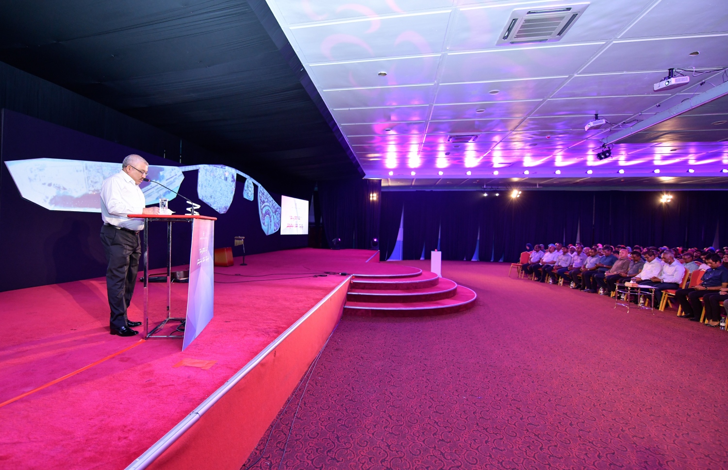 ސެޕްޓެމްބަރު 20، 2018- "ހިޔާ އެކޮމްޕްލިޝްޑް" އިފްތިތާހުކުރުމުގެ ގޮތުން ހައުސިން މިނިސްޓްރީން ދަރުބާރުގޭގައި ބޭއްވި ޖަލްސާގައި ނައިބު ރައީސް އަބްދުﷲ ޖިހާދު ވާހަކަދައްކަވަނީ.---ފޮޓޯ: ހުސައިން ވަހީދު/މިހާރު