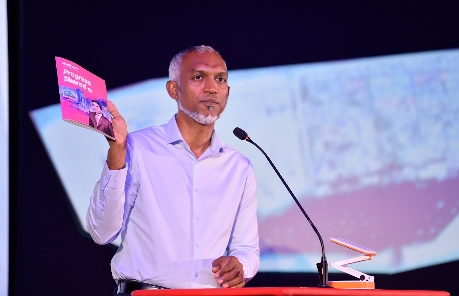 ސެޕްޓެމްބަރު 20، 2018- "ހިޔާ އެކޮމްޕްލިޝްޑް" އިފްތިތާހުކުރުމުގެ ގޮތުން ހައުސިން މިނިސްޓްރީން ދަރުބާރުގޭގައި ބޭއްވި ޖަލްސާގައި ހައުސިން މިނިސްޓަރު މުއިއްޒު ވާހަކަދައްކަވަނީ.---ފޮޓޯ: ހުސައިން ވަހީދު/މިހާރު