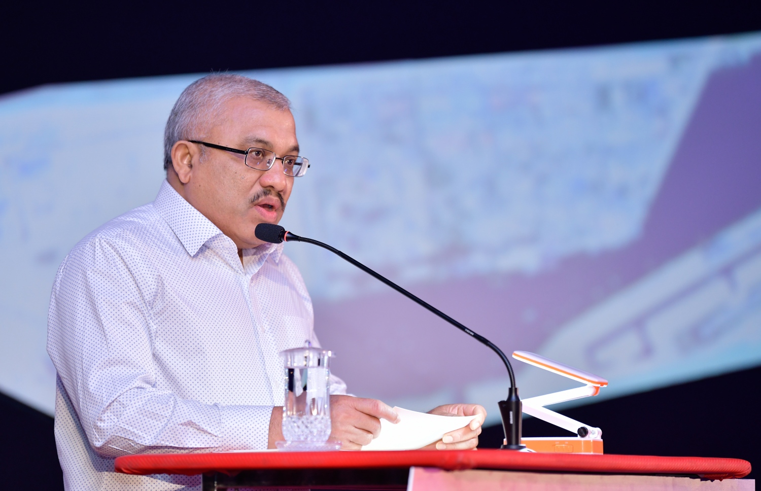 ސެޕްޓެމްބަރު 20، 2018- "ހިޔާ އެކޮމްޕްލިޝްޑް" އިފްތިތާހުކުރުމުގެ ގޮތުން ހައުސިން މިނިސްޓްރީން ދަރުބާރުގޭގައި ބޭއްވި ޖަލްސާގައި ނައިބު ރައީސް އަބްދުﷲ ޖިހާދު ވާހަކަދައްކަވަނީ.---ފޮޓޯ: ހުސައިން ވަހީދު/މިހާރު