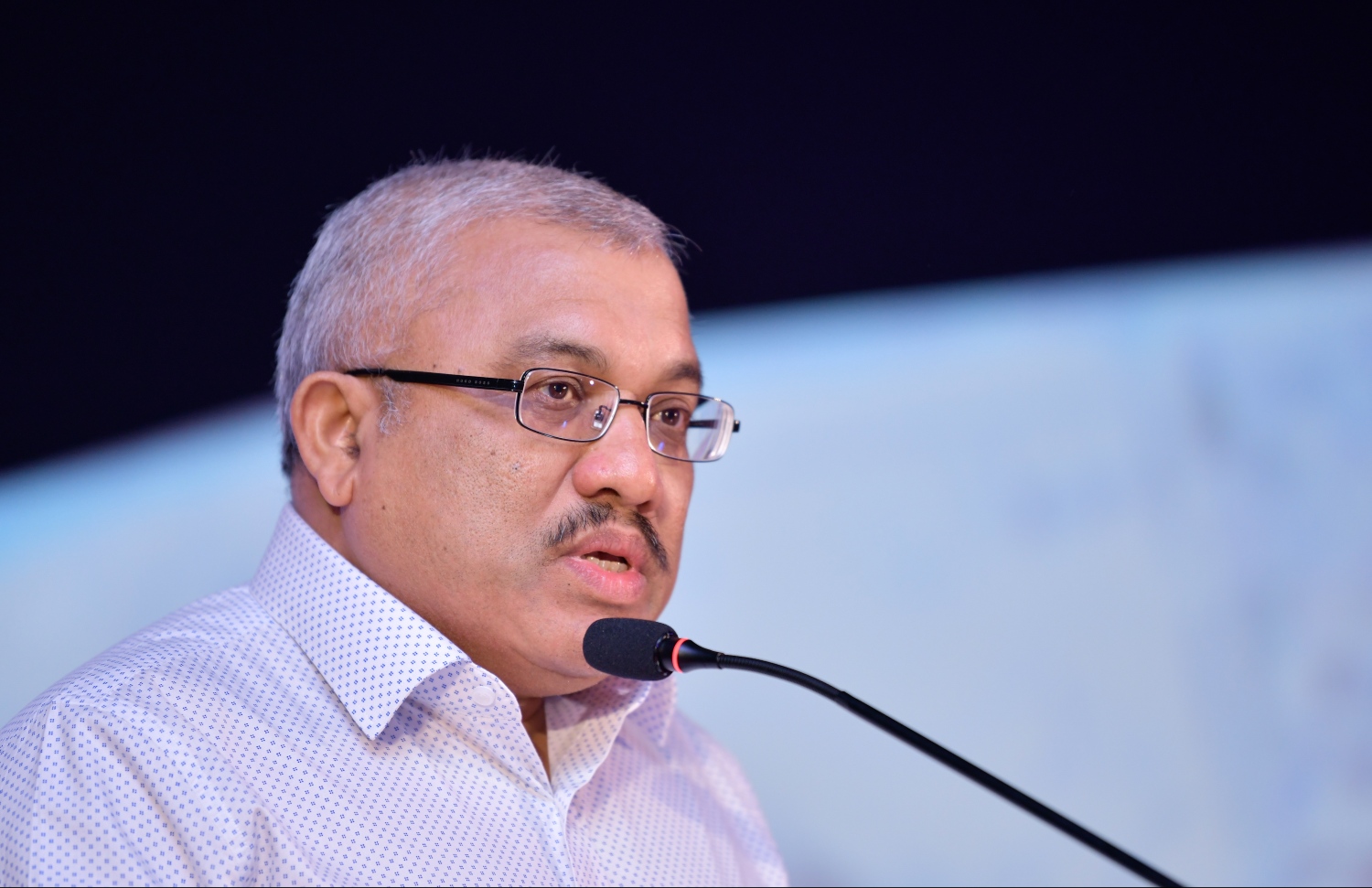 ސެޕްޓެމްބަރު 20، 2018- "ހިޔާ އެކޮމްޕްލިޝްޑް" އިފްތިތާހުކުރުމުގެ ގޮތުން ހައުސިން މިނިސްޓްރީން ދަރުބާރުގޭގައި ބޭއްވި ޖަލްސާގައި ނައިބު ރައީސް އަބްދުﷲ ޖިހާދު ވާހަކަދައްކަވަނީ.---ފޮޓޯ: ހުސައިން ވަހީދު/މިހާރު