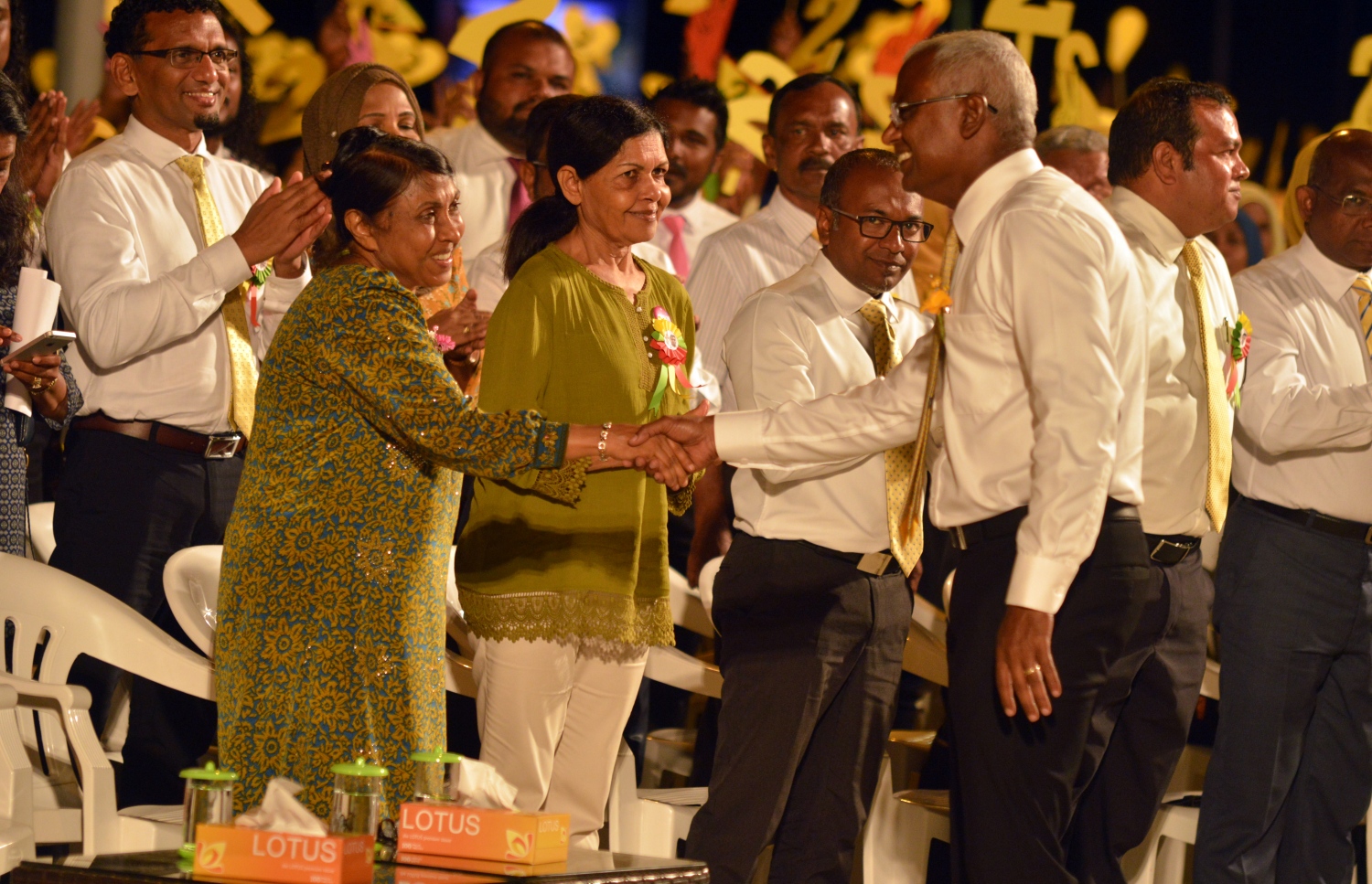 ރިއާސީ އިންތިޚާބުގެ ކެމްޕޭން ނިންމައިލުމުގެ ގޮތުން، ގުޅިފައިވާ އިދިކޮޅު އިއްތިހާދުން މި ރަށުގައި ބޭއްވި ޖަލްސާގައި، އިދިކޮޅު ކެންޑިޑޭޓްގެ އިބްރާހީމް މުހައްމަދު ސޯލިހް، ކުރީގެ ރައީސް މައުމޫން އަބްދުލްގައްޔޫމްގެ އަނބިކަނބަލުން ނަސްރީނާ އިބްރާހީމްއާ ސަލާމް ކުރައްވަނީ. ފޮޓޯ: އަހްމަދު އަބްދުﷲ ސައީދު/މިހާރު