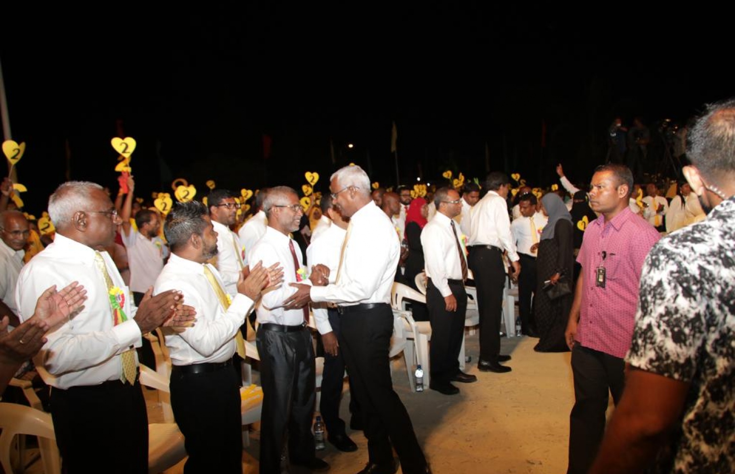 އެންމެ ފަހުން ބޭއްވި ރިއާސީ އިންތިޚާބުގެ ކެމްޕޭން ނިންމާލުމުގެ ގޮތުން، އޭރުގެ އިދިކޮޅު އިއްތިހާދުން އައްޑޫ ހިތަދޫގައި ބޭއްވި ޖަލްސާގައި އޭރުގެ ކެންޑިޑޭޓު އަދި މިހާރުގެ ރައީސް އިބްރާހިމް މުހައްމަދު ސޯލިހު ބައިވެރިވެވަޑައިގަންނަވަނީ.---ފޮޓޯ: އެމްޑީޕީ