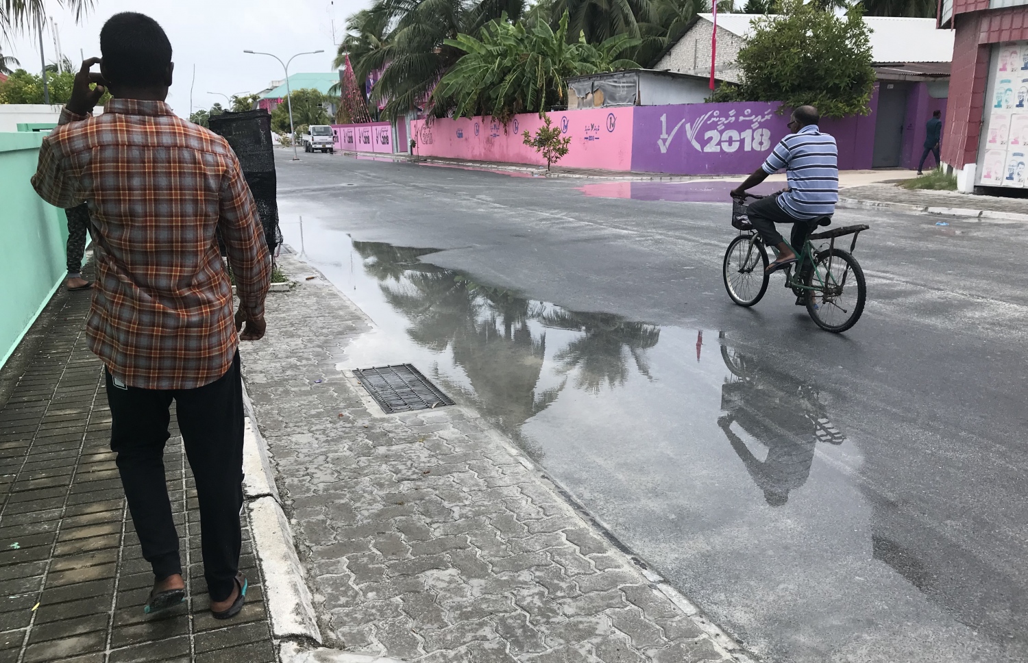 ކުޅުދުއްފުށީގައި ހަދާފައި އޮތް ތާރުމަގެއްގައި ފެން ހެދިފައި-- ފޮޓޯ: މިހާރު