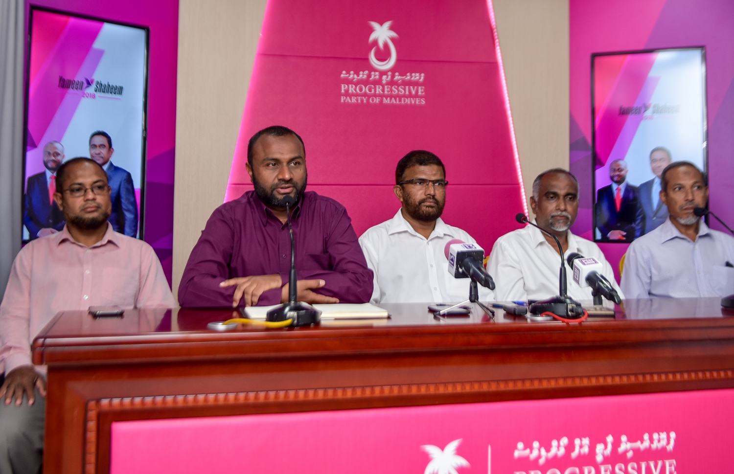 ޕީޕީއެމުން މިއަދު ބޭއްވި ނޫސްވެރިންގެ ބައްދަލުވުމުގައި ޝަހީމާ އެކު، ބައެއް އިލްމުވެރިން - ފޮޓޯ: އަހުމަދު ނިޝާތު/ މިހާރު