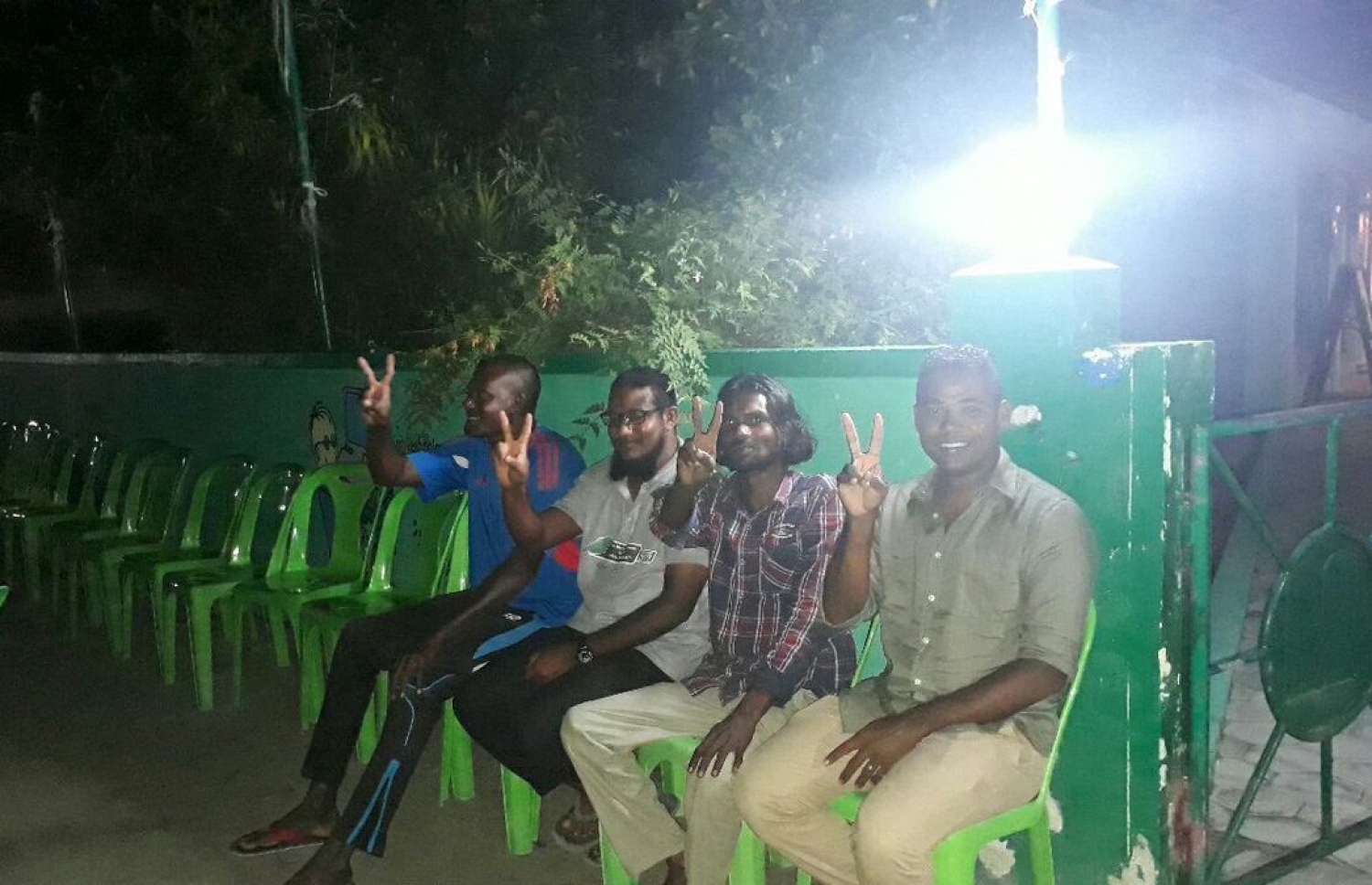 ހދ. މަކުނުދޫގައި ވޯޓުލާ މަރުކަޒެއްގެ ދޮށުގައި އެ ރަށު ބަޔަކު ކިޔޫގައި ޖެހިގެން: ދެ ދުވަސް ކުރިން އެ މީހުން ވަނީ ކިޔޫގައި ޖެހިފައި