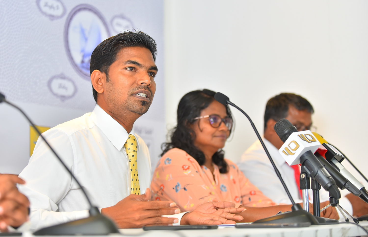 އިދިކޮޅު ކޯލިޝަނުން ބޭއްވި ނޫސްވެރިންގެ ބައްދަލުވުމުގައި އެމްޑީޕީގެ ނައިބު ރައީސް ޝިފާޒު ވާހަކަދައްކަވަނީ.-- ފޮޓޯ: ހުސެއިން ވަހީދު/ މިހާރު