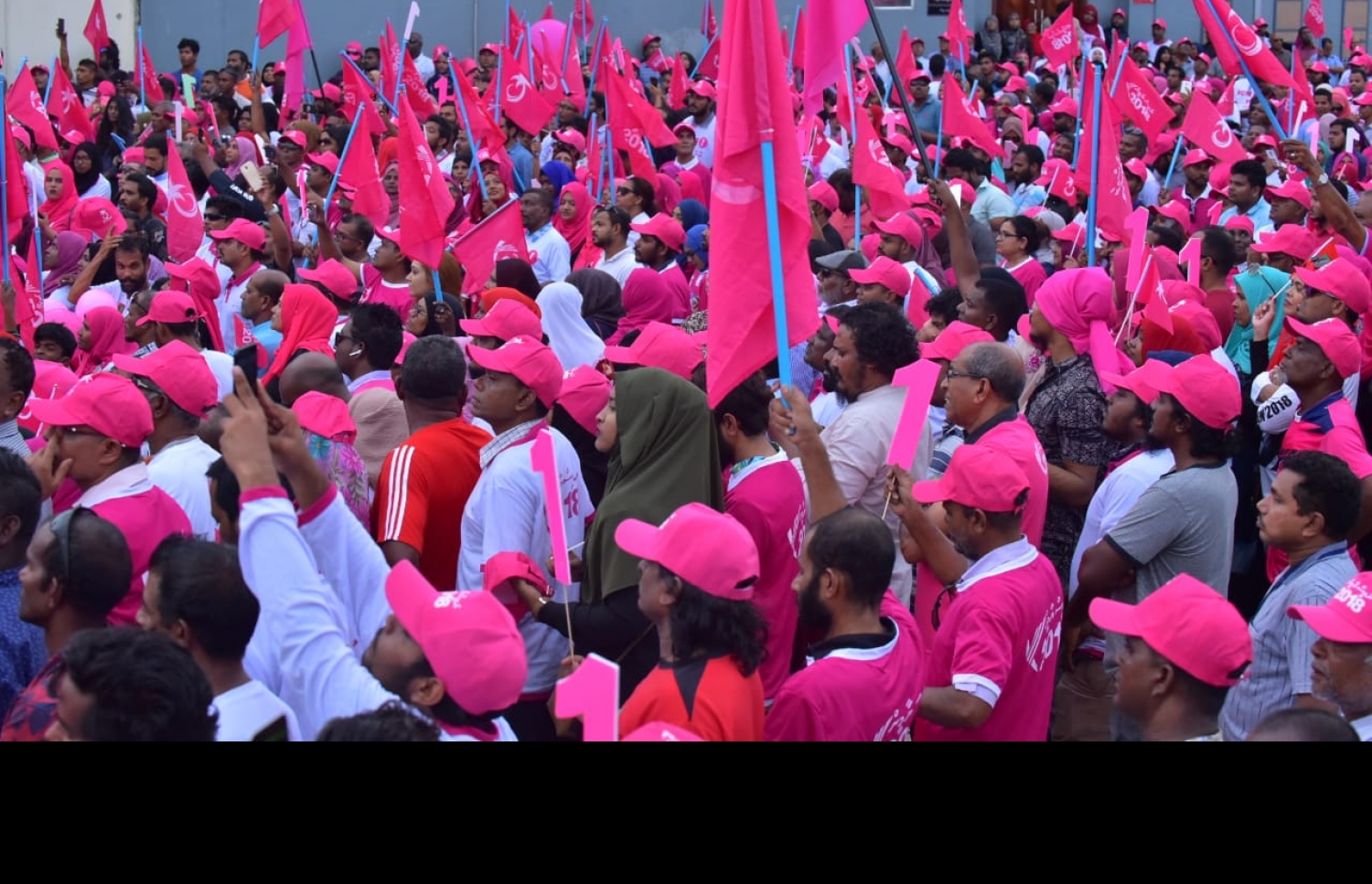 މާދަމާ އޮންނަ ރިޔާސީ އިންތިހާބުގެ ކެމްޕޭން ނިންމާލުން ފާހަގަކުރުމުގެ ގޮތުން ރައީސް ޔާމީންގެ ސަޕޯޓަރުން މާޅޭގައި ކުރިއަށް ގެންދިޔަ ވެހިކަލް ބުރުގެ ތެރެއިން.---ފޮޓޯ: އަހުމަދު ނިޝާތު/މިހާރު
