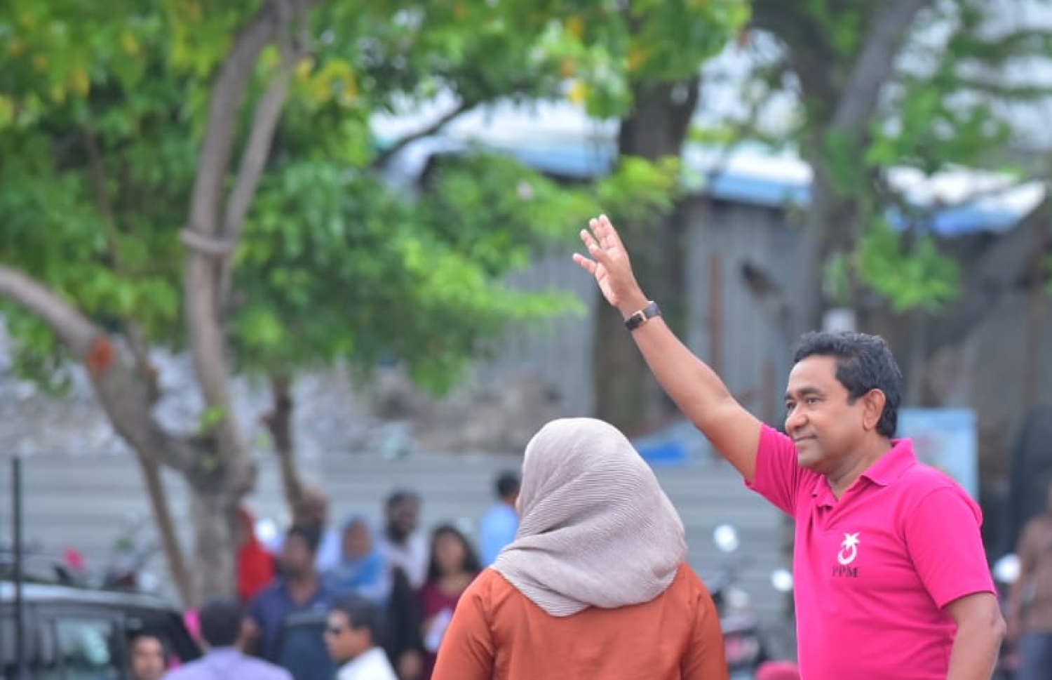 ރިޔާސީ އިންތިޚާބުގެ ކެމްޕެއިން ނިންމަވާލެއްވުމުގެ ގޮތުން ރައީސް ޔާމީން، އެމަނިކުފާނުގެ ސަޕޯޓަރުންނާ ބައްދަލުކުރައްވާއިރު، އަނބިކަނބަލުން ފާތިމަތު އިބްރާހީމް އަރިހުގައި މަޑުކޮށްލައްވައިގެން.---ފޮޓޯ: އަހުމަދު ނިޝާތު/މިހާރު