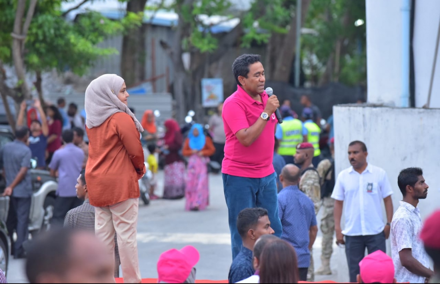 ސެޕްޓެމްބަރު 22، 2018- މާދަމާ އޮންނަ ރިޔާސީ އިންތިހާބުގެ ކެމްޕޭން ނިންމާލުން ފާހަގަކުރުމުގެ ގޮތުން ރައީސް ޔާމީންގެ ސަޕޯޓަރުން މާލޭގައި ކުރިއަށް ގެންދާ ވެހިކަލްބުރުގެ ތެރެއިން.---ފޮޓޯ: އަހުމަދު ނިޝާތު/މިހާރު