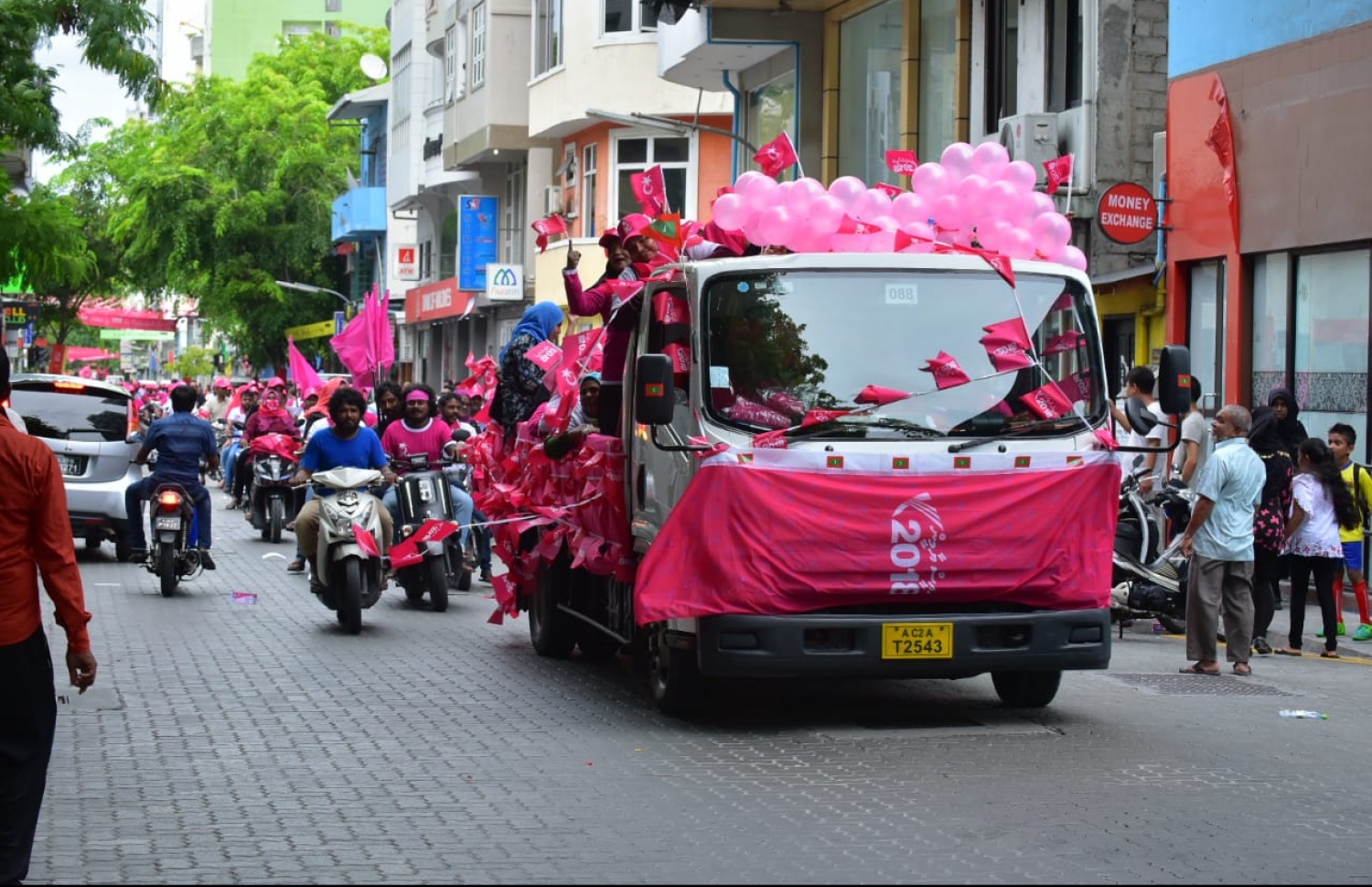 މާދަމާ އޮންނަ ރިޔާސީ އިންތިހާބުގެ ކެމްޕޭން ނިންމާލުން ފާހަގަކުރުމުގެ ގޮތުން ރައީސް ޔާމީންގެ ސަޕޯޓަރުން މާޅޭގައި ކުރިއަށް ގެންދިޔަ ވެހިކަލް ބުރުގެ ތެރެއިން.---ފޮޓޯ: އަހުމަދު ނިޝާތު/މިހާރު
