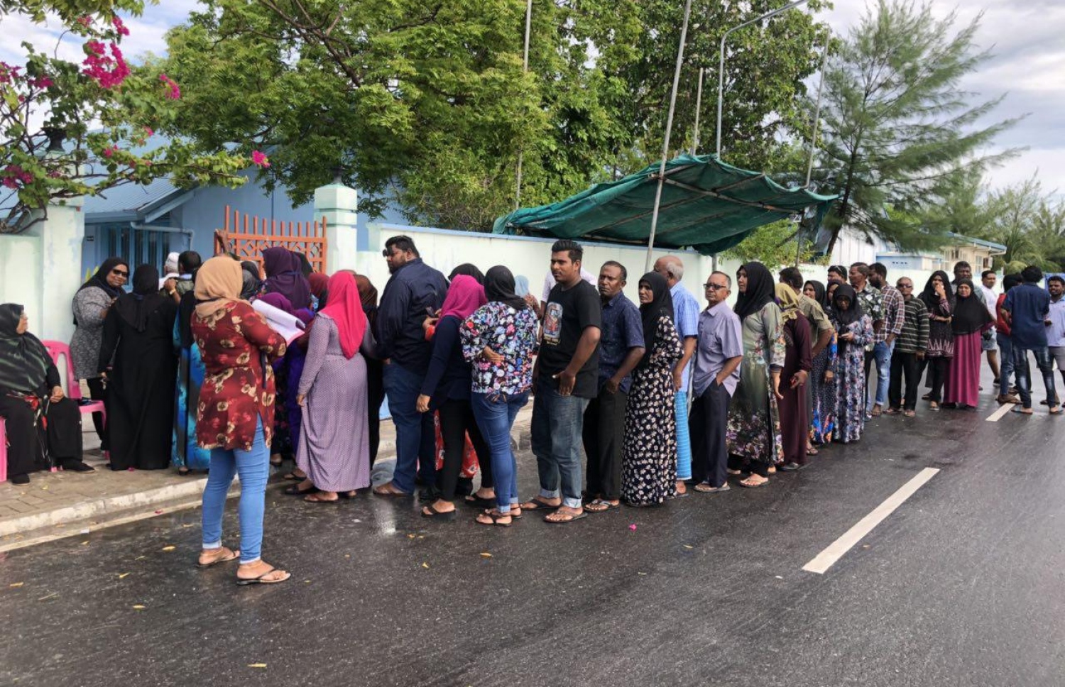 އައްޑޫ: ހިތަދޫ: ސެޕްޓެމްބަރު 23، 2018: ހިތަދޫ ނޫރާނީ ސްކޫލުގައި ބަޔަކު ވޯޓުލުމަށް ކިޔޫ ހަދާފައި.-- ފޮޓޯ: އަހުމަދު އަބްދުﷲ ސައީދު /މިހާރު