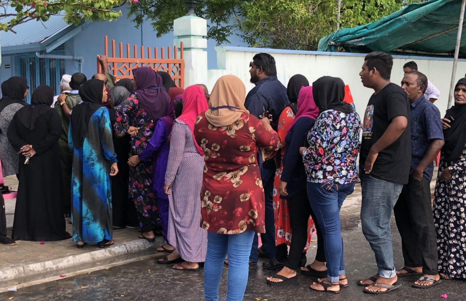 އައްޑޫ: ހިތަދޫ: ސެޕްޓެމްބަރު 23، 2018: ހިތަދޫ ނޫރާނީ ސްކޫލުގައި ބަޔަކު ވޯޓުލުމަށް ކިޔޫ ހަދާފައި.-- ފޮޓޯ: އަހުމަދު އަބްދުﷲ ސައީދު /މިހާރު