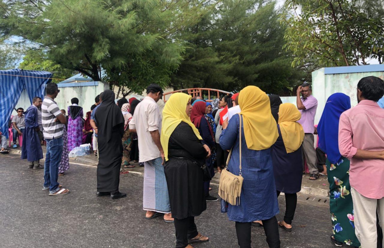 އައްޑޫ: ހިތަދޫ: ސެޕްޓެމްބަރު 23، 2018: ހިތަދޫ ނޫރާނީ ސްކޫލުގައި ބަޔަކު ވޯޓުލުމަށް ކިޔޫ ހަދާފައި.-- ފޮޓޯ: އަހުމަދު އަބްދުﷲ ސައީދު /މިހާރު