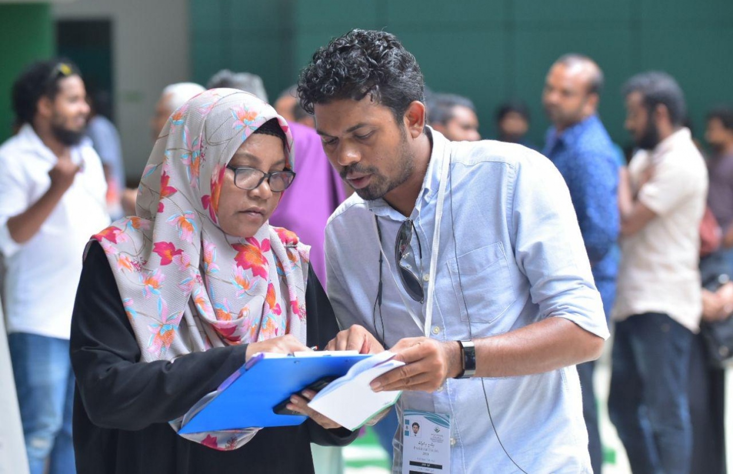 މާލެ: ސެޕްޓެމްބަރު 23، 2018: އަމީނިއްޔާ ސްކޫލުގައި ބަޔަކު ވޯޓުލުމަސް ކިޔޫ ހަދާފައި ވާއިރު، ދެ އޮފިޝަލުކު ވާހަކަ ދައްކަވަނީ.-- ފޮޓޯ: ހުސެން ވަހީދު /މިހާރު