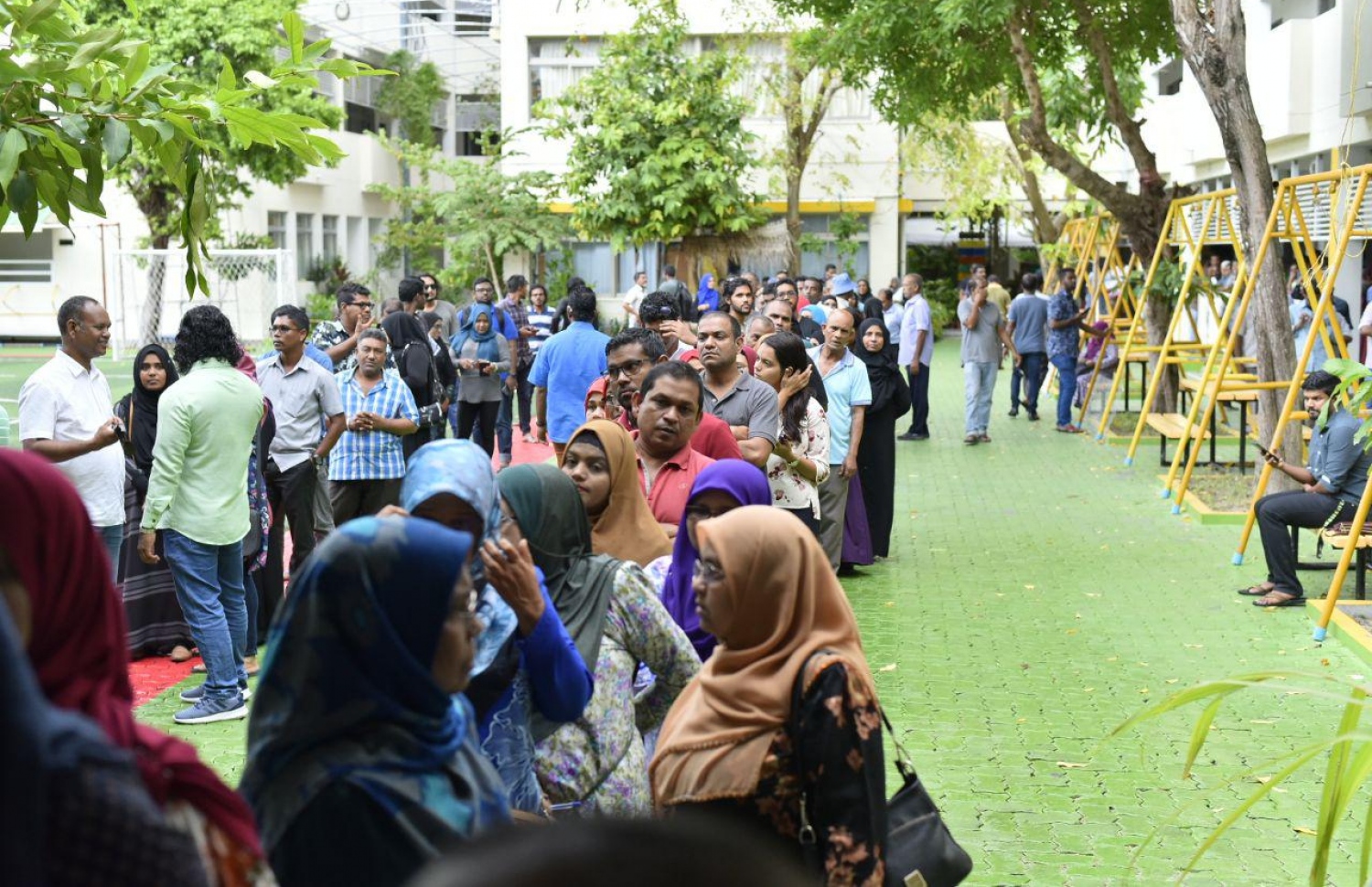 މާލެ: ސެޕްޓެމްބަރު 23، 2018: ތާޖުއްދީން ސްކޫލުގައި ބަޔަކު ވޯޓުލުމަށް ކިޔޫ ހަދާފައި.-- ފޮޓޯ: ނިޝާތު /މިހާރު