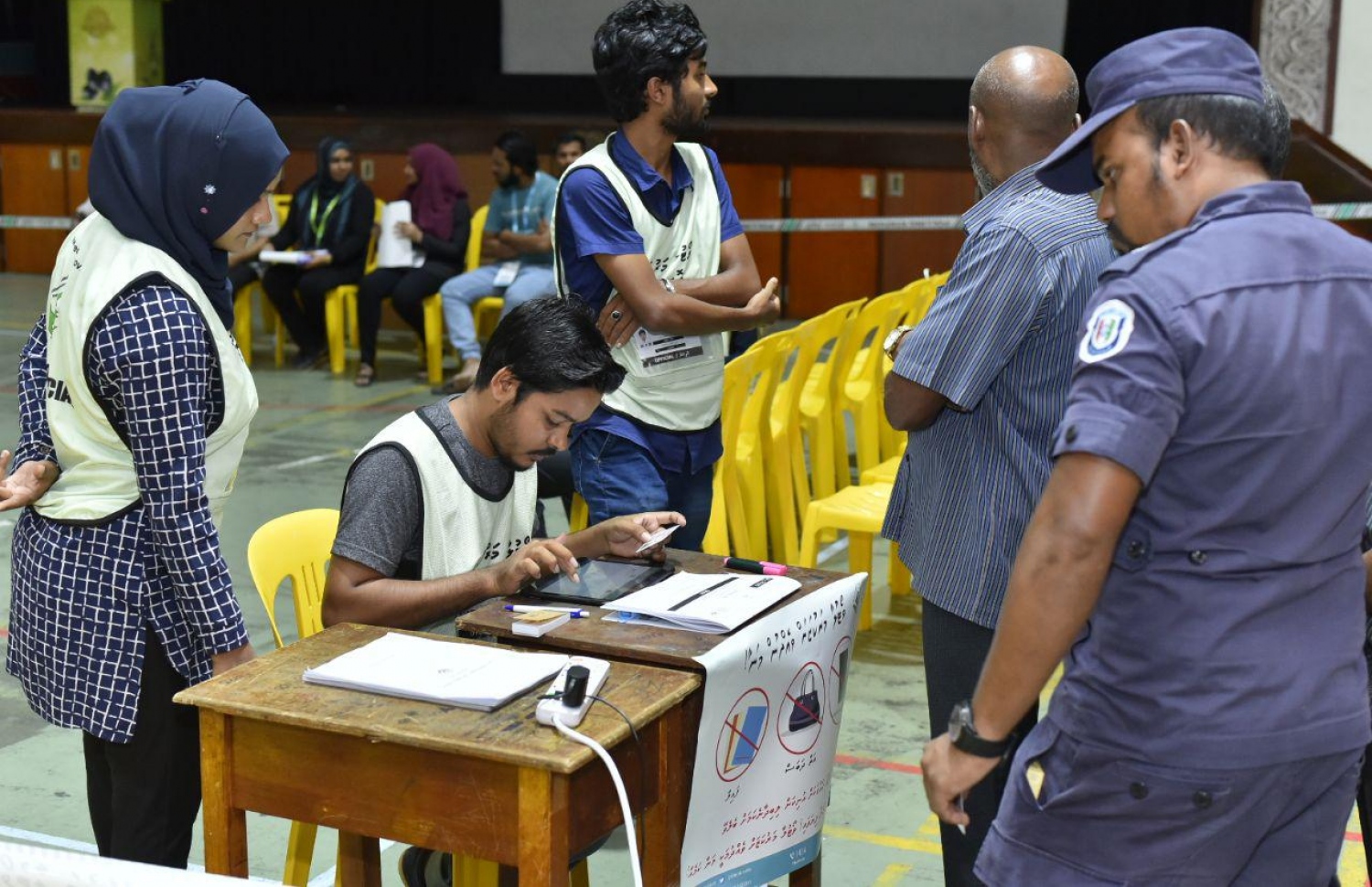 މާލެ: ސެޕްޓެމްބަރު 23، 2018: ތާޖުއްދީން ސްކޫލުގައި ބަޔަކު ވޯޓުލުމަށް ކިޔޫ ހަދާފައި.-- ފޮޓޯ: ނިޝާތު /މިހާރު