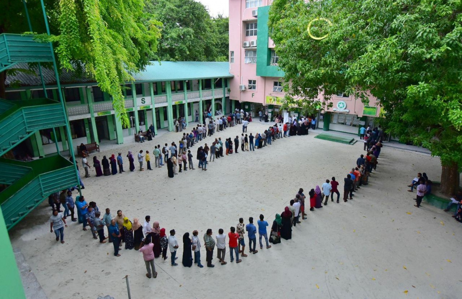 މާލެ: ސެޕްޓެމްބަރު 23، 2018: އަމީނިއްޔާ ސްކޫލުގައި ބަޔަކު ވޯޓުލުމަށް ކިޔޫ ހަދާފައި.-- ފޮޓޯ: ހުސެން ވަހީދު /މިހާރު