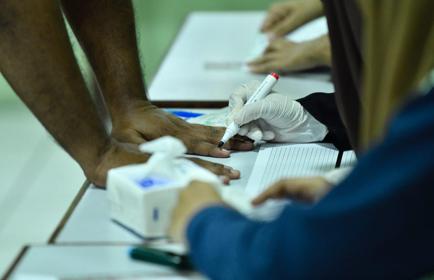 މާލެ: ސެޕްޓެމްބަރު 23، 2018: އަމީނިއްޔާ ސްކޫލުގައި މީހަކު ވޯޓުލުމަށްފަހު އިނގިލީގައި ފާހަގަ ޖަހަނީ.-- ފޮޓޯ: ހުސެން ވަހީދު /މިހާރު