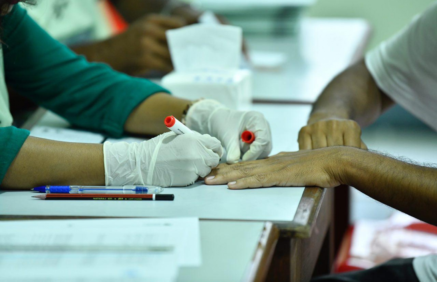 މާލެ: ސެޕްޓެމްބަރު 23، 2018: އަމީނިއްޔާ ސްކޫލުގައި މީހަކު ވޯޓުލުމަށްފަހު އިނގިލީގައި ފާހަގަ ޖަހަނީ.-- ފޮޓޯ: ހުސެން ވަހީދު /މިހާރު