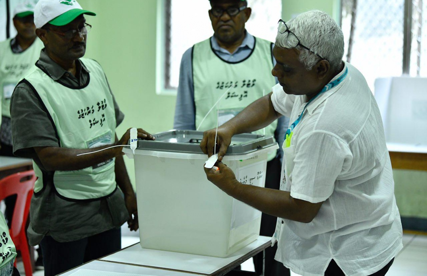 މާލެ: ސެޕްޓެމްބަރު 23، 2018: އަމީނިއްޔާ ސްކޫލުގައި އޮފިޝަލުންތަކެއް ވޯޓުފޮށި ހުޅުވަނީ.-- ފޮޓޯ: ހުސެން ވަހީދު /މިހާރު