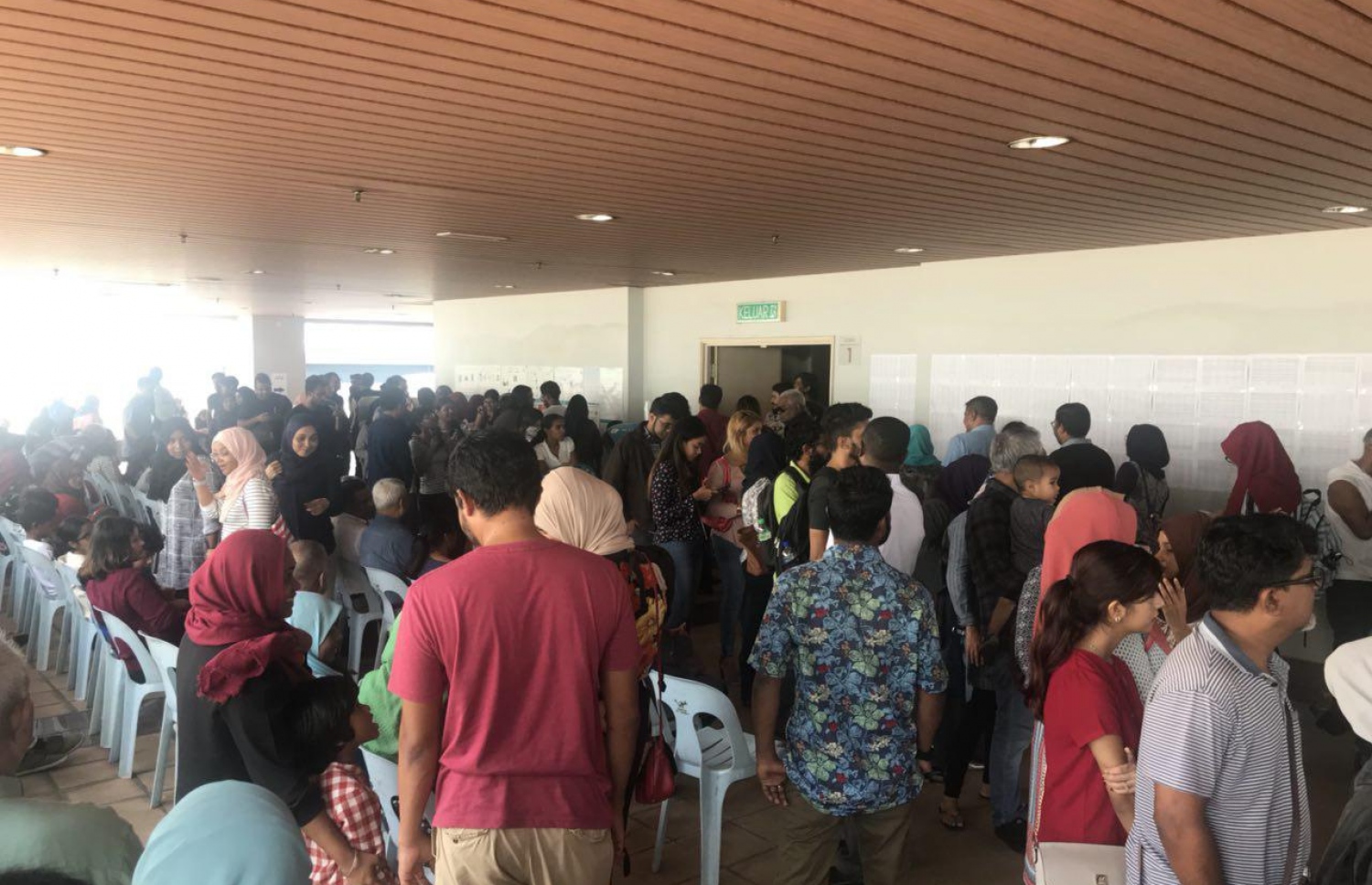 މެލޭޝިއާ: ސެޕްޓެމްބަރު 23، 2018: މެލޭޝިއާގައި ބަަޔަކު ވޯޓުލުމަށް ކިޔޫ ހަދާފައި.-- ފޮޓޯ: ކިޔުންތެރިއެއް /މިހާރު