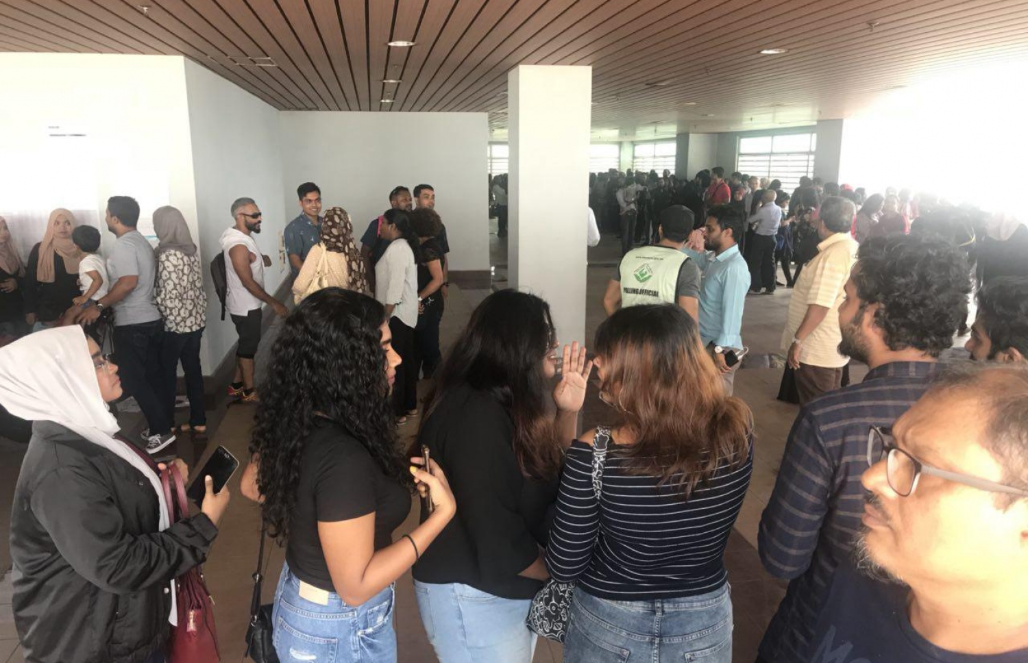 މެލޭޝިއާ: ސެޕްޓެމްބަރު 23، 2018: މެލޭޝިއާގައި ބަަޔަކު ވޯޓުލުމަށް ކިޔޫ ހަދާފައި.-- ފޮޓޯ: ކިޔުންތެރިއެއް /މިހާރު