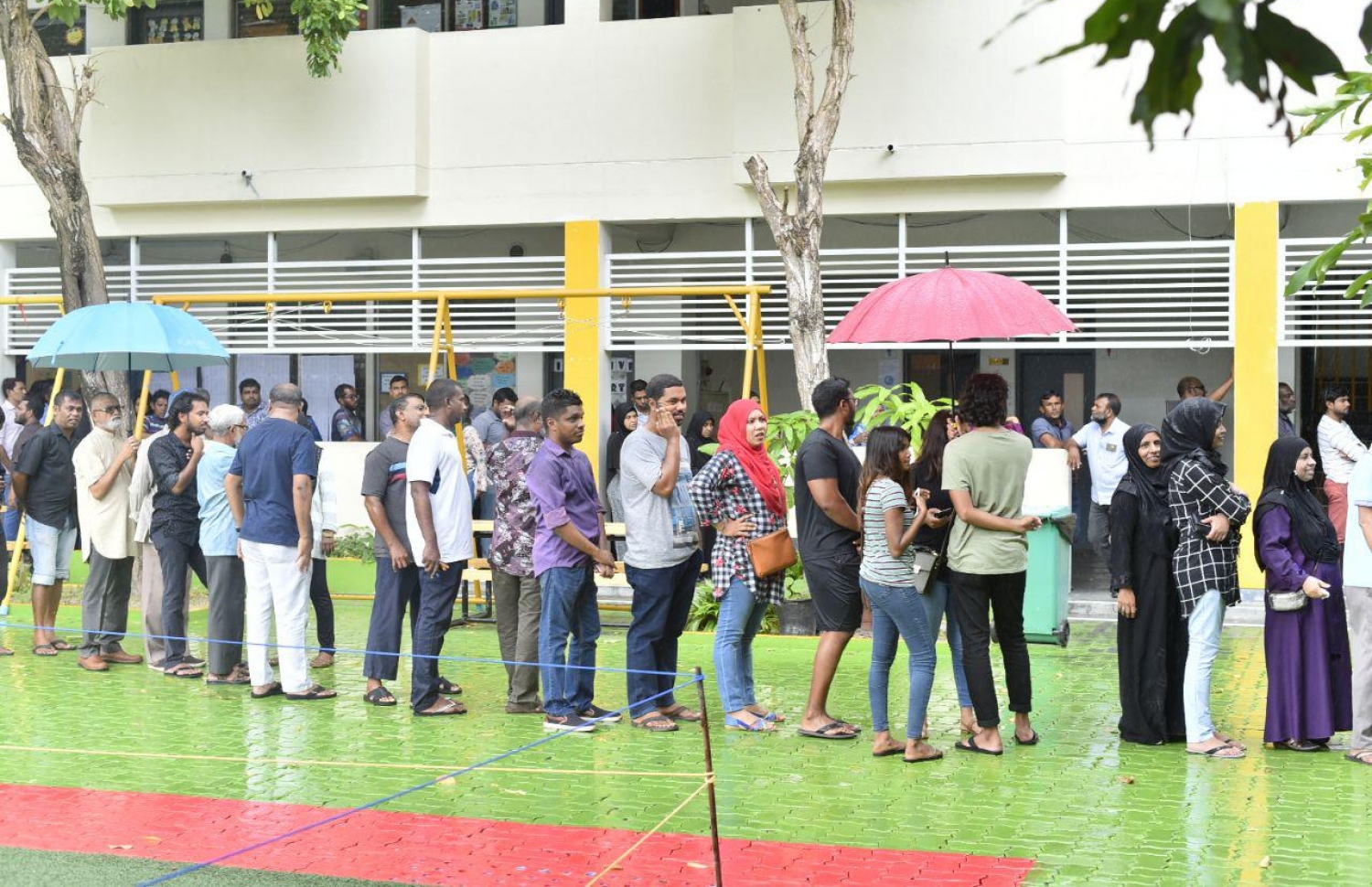 މާލެ: ސެޕްޓެމްބަރު 23، 2018: ތާޖުއްދީން ސްކޫލުގައި ބަަޔަކު ވޯޓުލުމަށް ކިޔޫ ހަދާފައި.-- ފޮޓޯ: ހުސެން ވަހީދު /މިހާރު