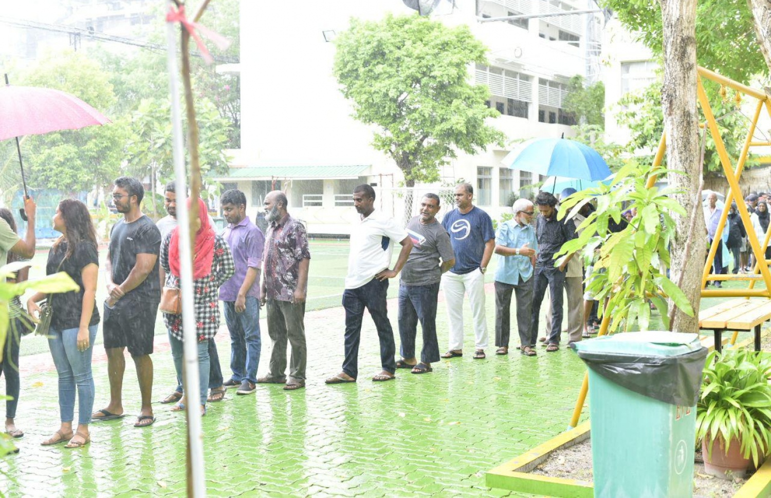 މާލެ: ސެޕްޓެމްބަރު 23، 2018: ތާޖުއްދީން ސްކޫލުގައި ބަަޔަކު ވޯޓުލުމަށް ކިޔޫ ހަދާފައި.-- ފޮޓޯ: ހުސެން ވަހީދު /މިހާރު