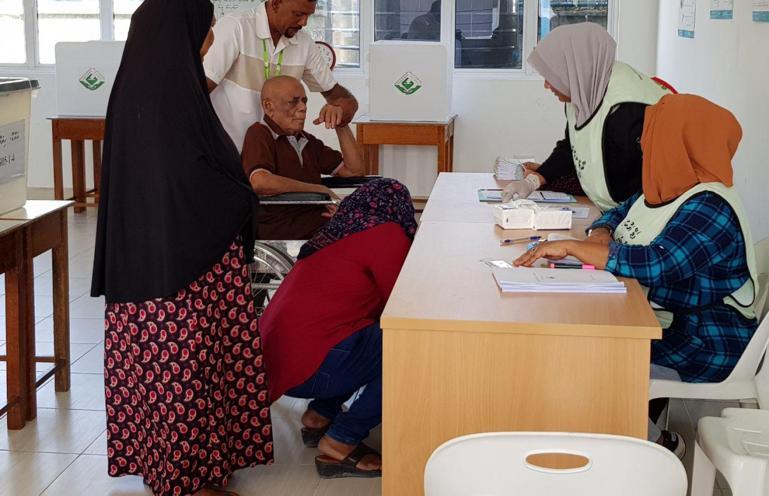 އައްޑޫ: ހިތަދޫ: ސެޕްޓެމްބަރު 23، 2018: ނޫރާނީ ސްކޫލުގައި ނުކުޅެދޭ މީހަކު ވޯޓުލުމަށް އޮފިޝަލުން އެހީތެރިވެދެނީ.-- ފޮޓޯ: އަހުމަދު އަބްދުﷲ ސައީދު /މިހާރު