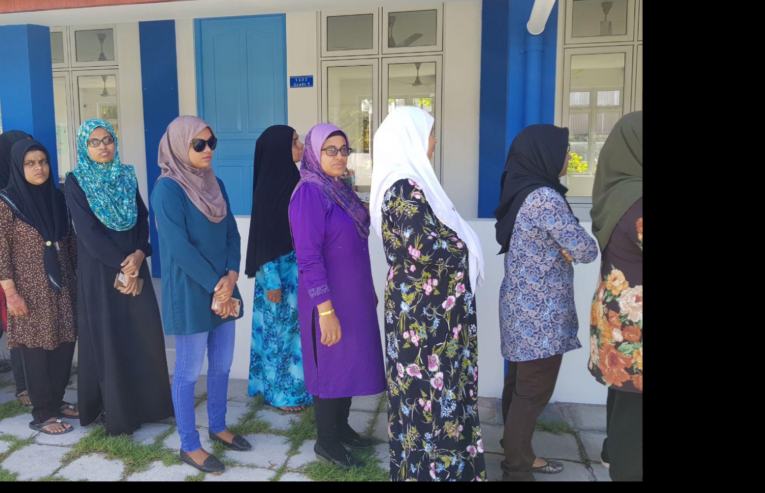 އައްޑޫ: ހިތަދޫ: ސެޕްޓެމްބަރު 23، 2018: ނޫރާނީ ސްކޫލުގައި ބަަޔަކު ވޯޓުލުމަށް ކިޔޫ ހަދާފައި.-- ފޮޓޯ: އަހުމަދު އަބްދުﷲ ސައީދު /މިހާރު
