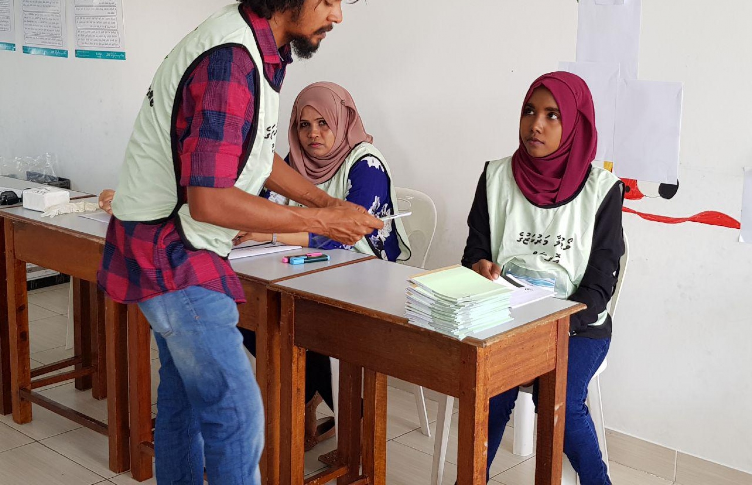 އައްޑޫ: ހިތަދޫ: ސެޕްޓެމްބަރު 23، 2018: ނޫރާނީ ސްކޫލުގައި އޮފިޝަލުންތަކެއް ހަރަކާތްތެރިވަނީ.-- ފޮޓޯ: އަހުމަދު އަބްދުﷲ ސައީދު /މިހާރު