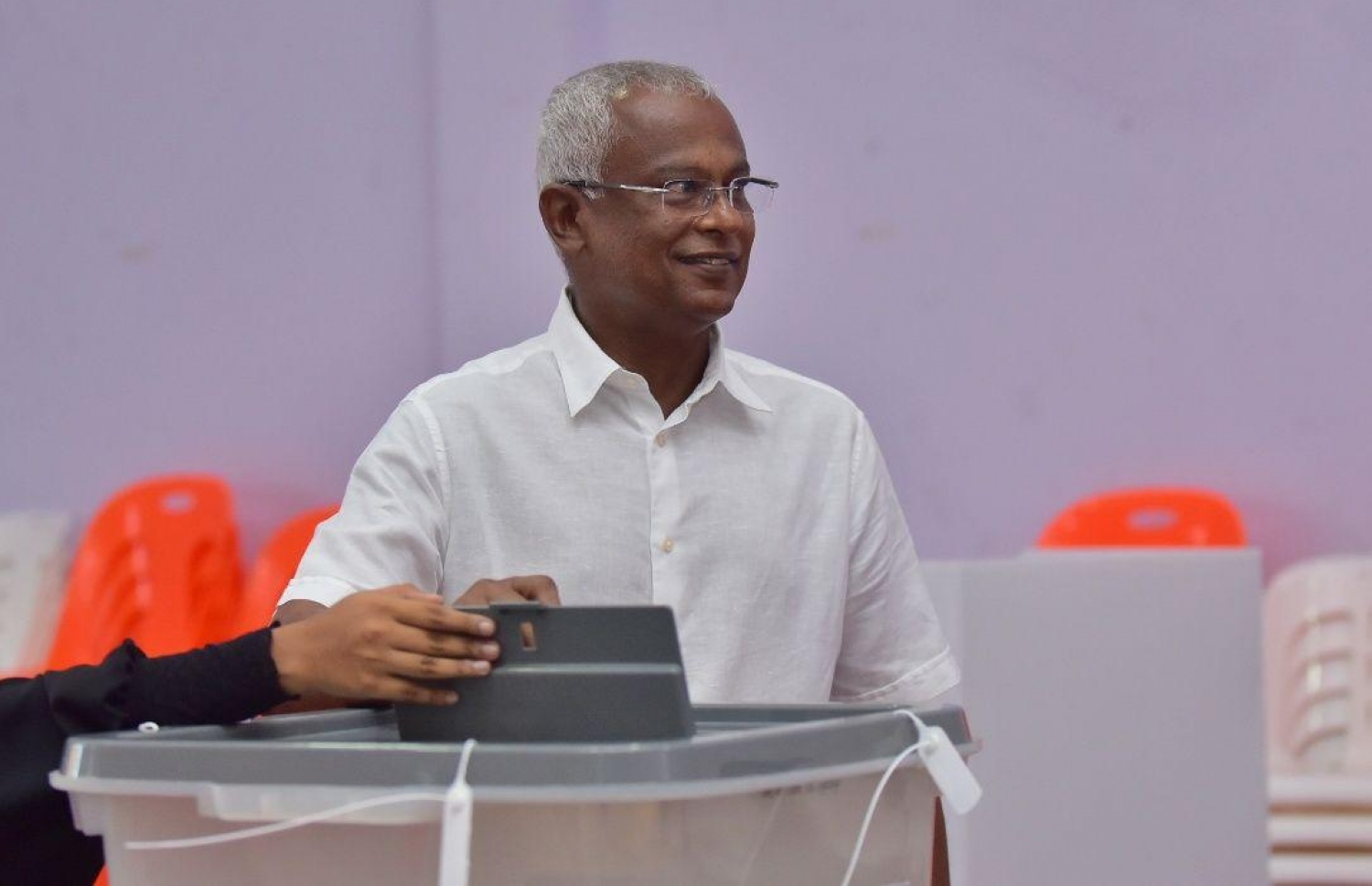 މާލެ: ސެޕްޓެމްބަރު 23، 2018: އިމާދުއްދީން ސްކޫލުގައި އިދިކޮޅު ރިޔާސީ ކެންޑިޑޭޓު އިބްރާހިމް މުހައްމަދު ސޯލިހް(އިބޫ) ހިންނަވަރު ދާއިރާގެ ފޮއްޓަށް ވޯޓު ލައްވަނިީ.-- ފޮޓޯ: ހުސެން ވަހީދު /މިހާރު