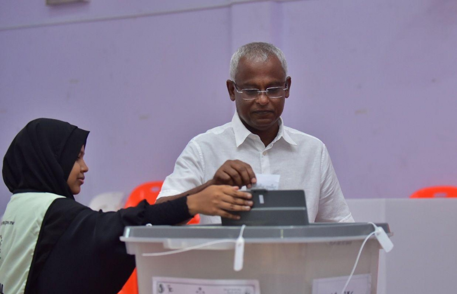 އިދިކޮޅު ކޯލިޝަންގެ ކެންޑިޑޭޓް އިބްރާހިމް މުހައްމަދު ސޯލިހް (އިބޫ) ވޯޓު ވޯޓު ލައްވަނީ.---ފޮޓޯ: ހުސައިން ވަހީދު/މިހާރު