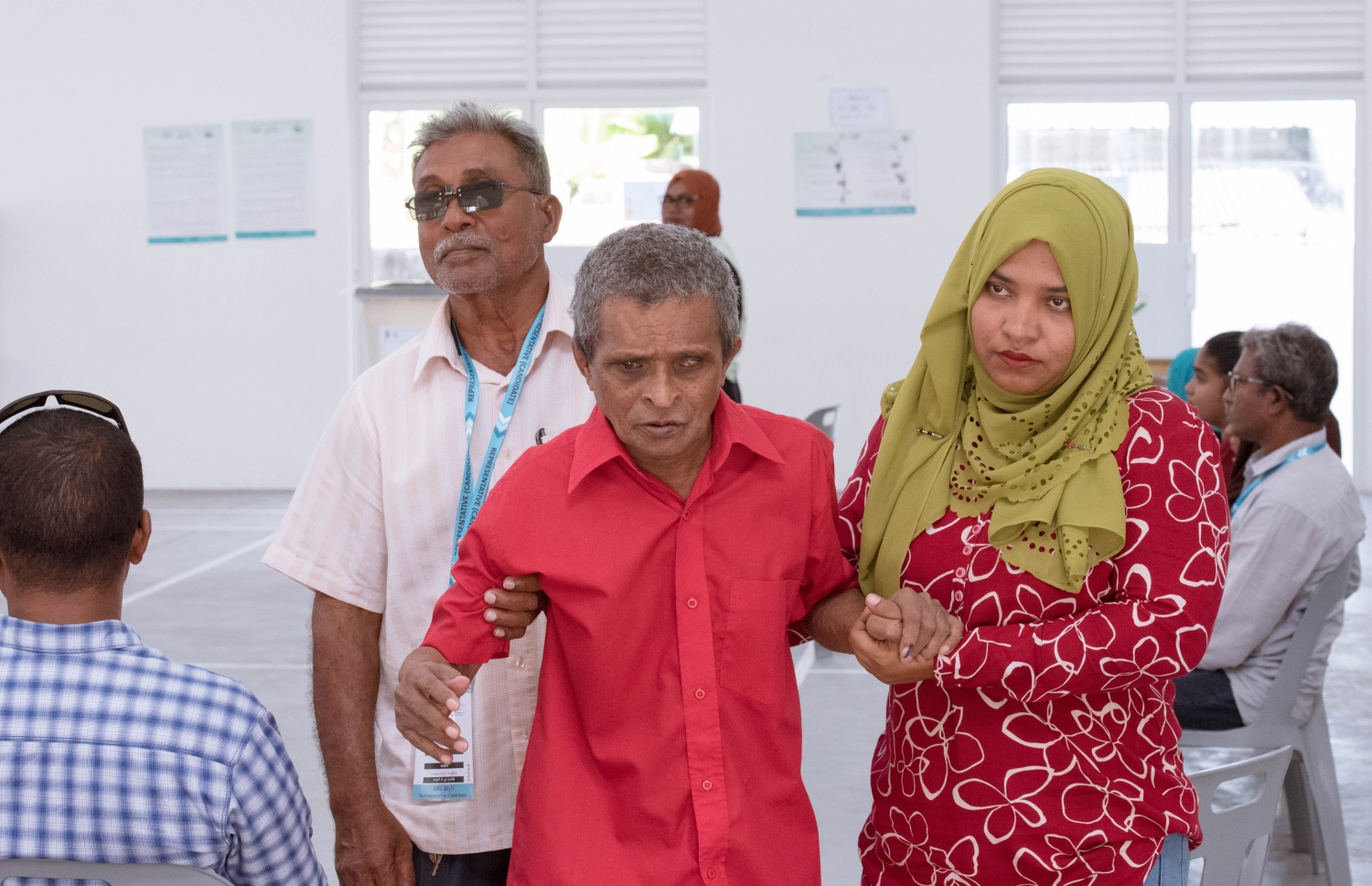 ސ. ހިތަދޫގައި މީހަކު ވޯޓު ލާން ގެންދަނީ -- ފައިލް ފޮޓޯ: މިހާރު