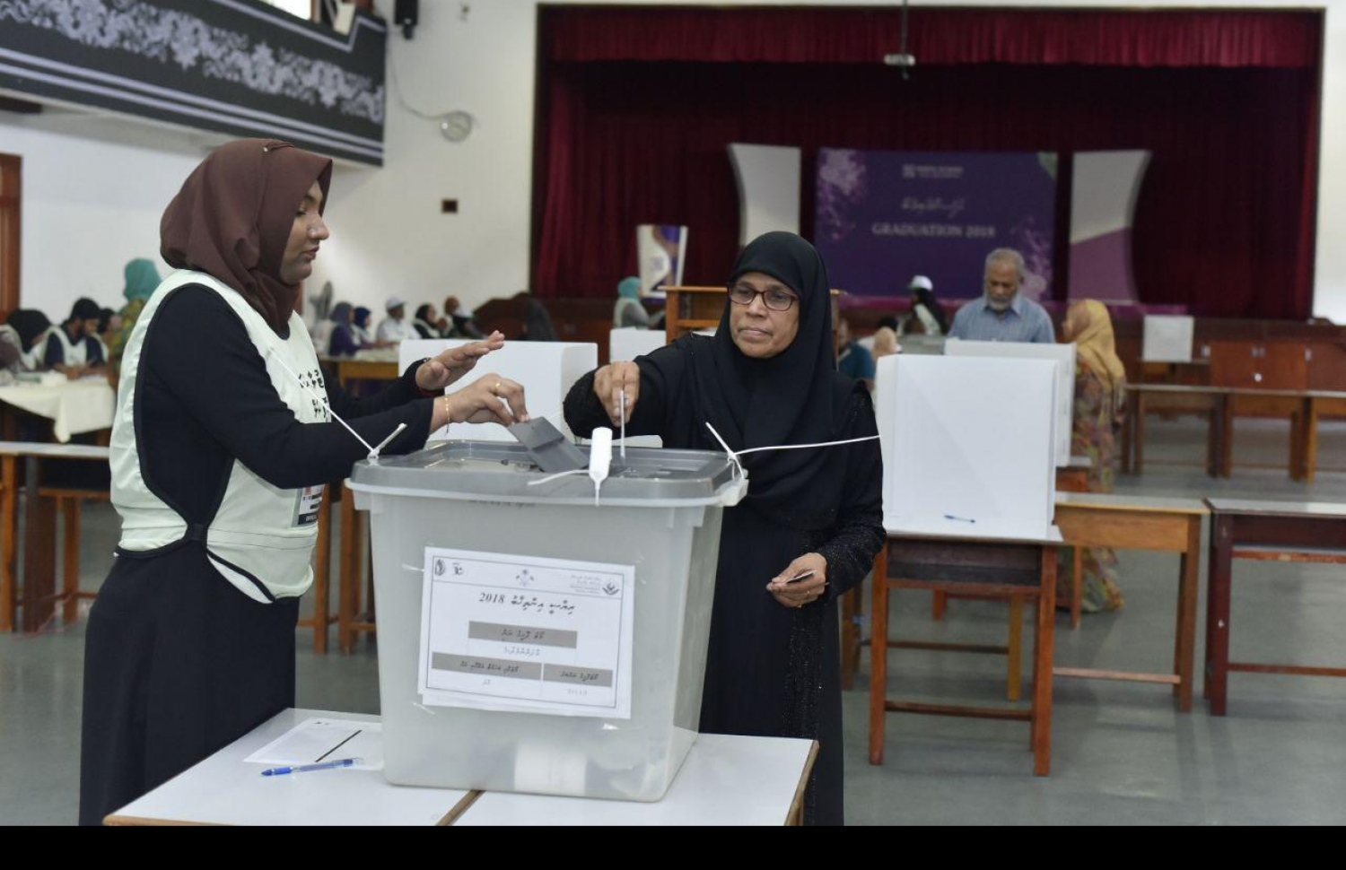 މާލެ: ސެޕްޓެމްބަރު 23، 2018: ހިރިޔާ ސްކޫލުގައި މީހަކު ވޯޓު ލަނީ.-- ފޮޓޯ: ނިޝާތު /މިހާރު