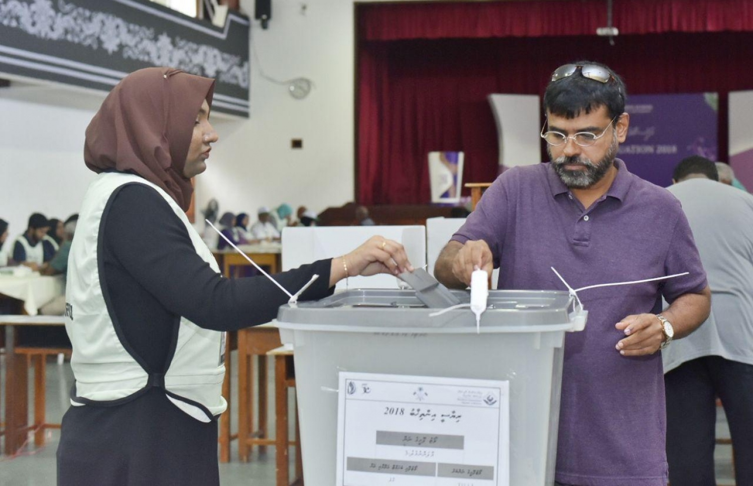 މާލެ: ސެޕްޓެމްބަރު 23، 2018: ހިރިޔާ ސްކޫލުގައި މީހަކު ވޯޓު ލަނީ.-- ފޮޓޯ: ނިޝާތު /މިހާރު