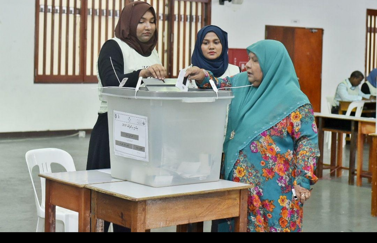 މާލެ: ސެޕްޓެމްބަރު 23، 2018: ހިރިޔާ ސްކޫލުގައި މީހަކު ވޯޓު ލަނީ.-- ފޮޓޯ: ނިޝާތު /މިހާރު