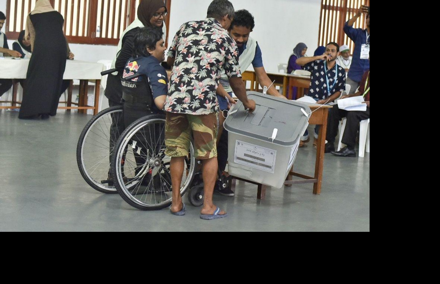 މާލެ: ސެޕްޓެމްބަރު 23، 2018: ހިރިޔާ ސްކޫލުގައި ނުކުޅެދޭ މީހަކަށް ވޯޓުލައިދިނުމަށް އެހީތެރިވަނީ.-- ފޮޓޯ: ނިޝާތު /މިހާރު
