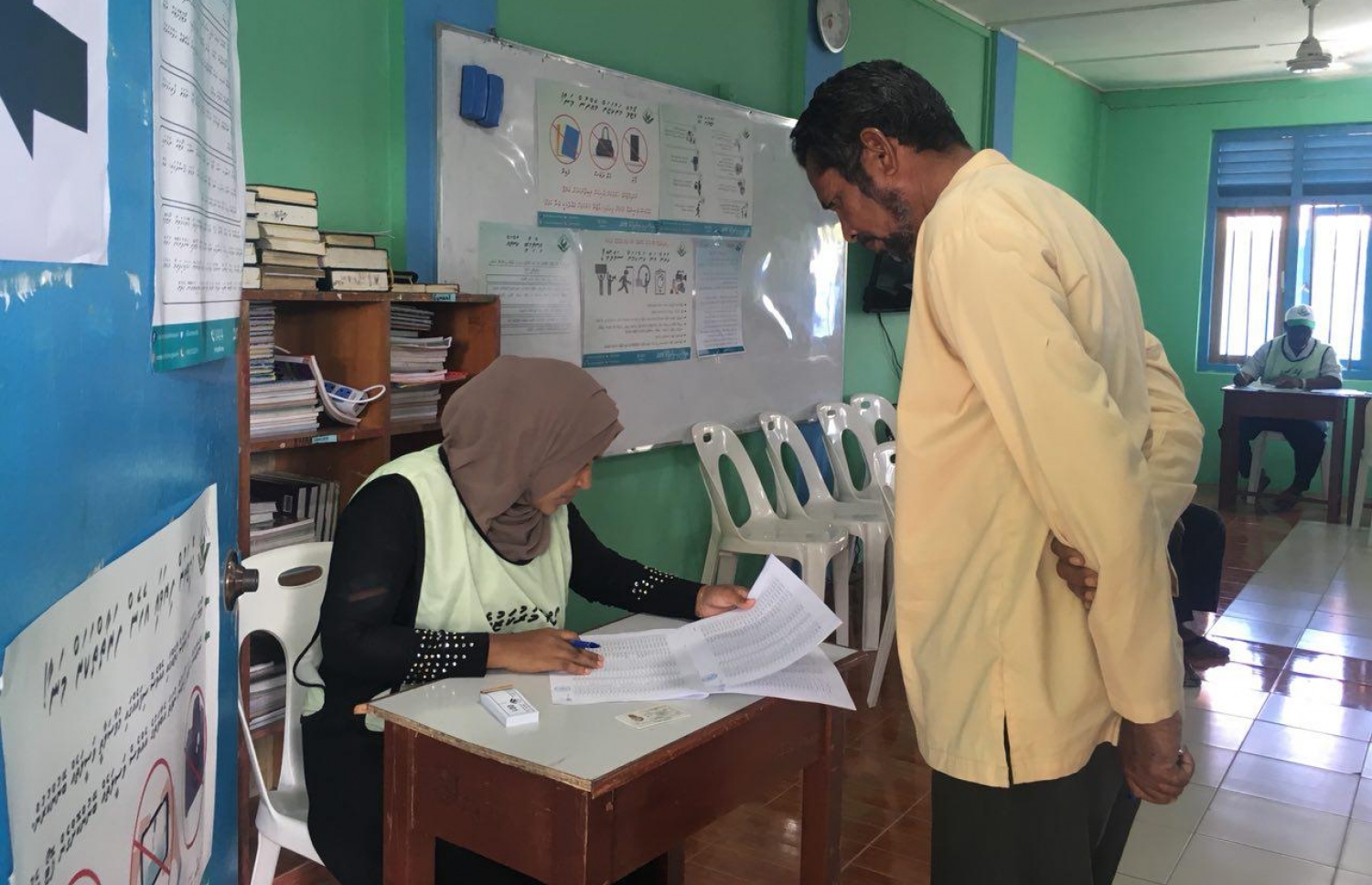 ގއ. ވިލިނގިލި: ސެޕްޓެމްބަރު 23، 2018: ވިލިނގިލި އިޖުތިމާއީ މަރުކަޒުގައި މީހަކު ވޯޓު ލަނިީ.-- ފޮޓޯ: އަބްދުﷲ ޖަމީލް /މިހާރު