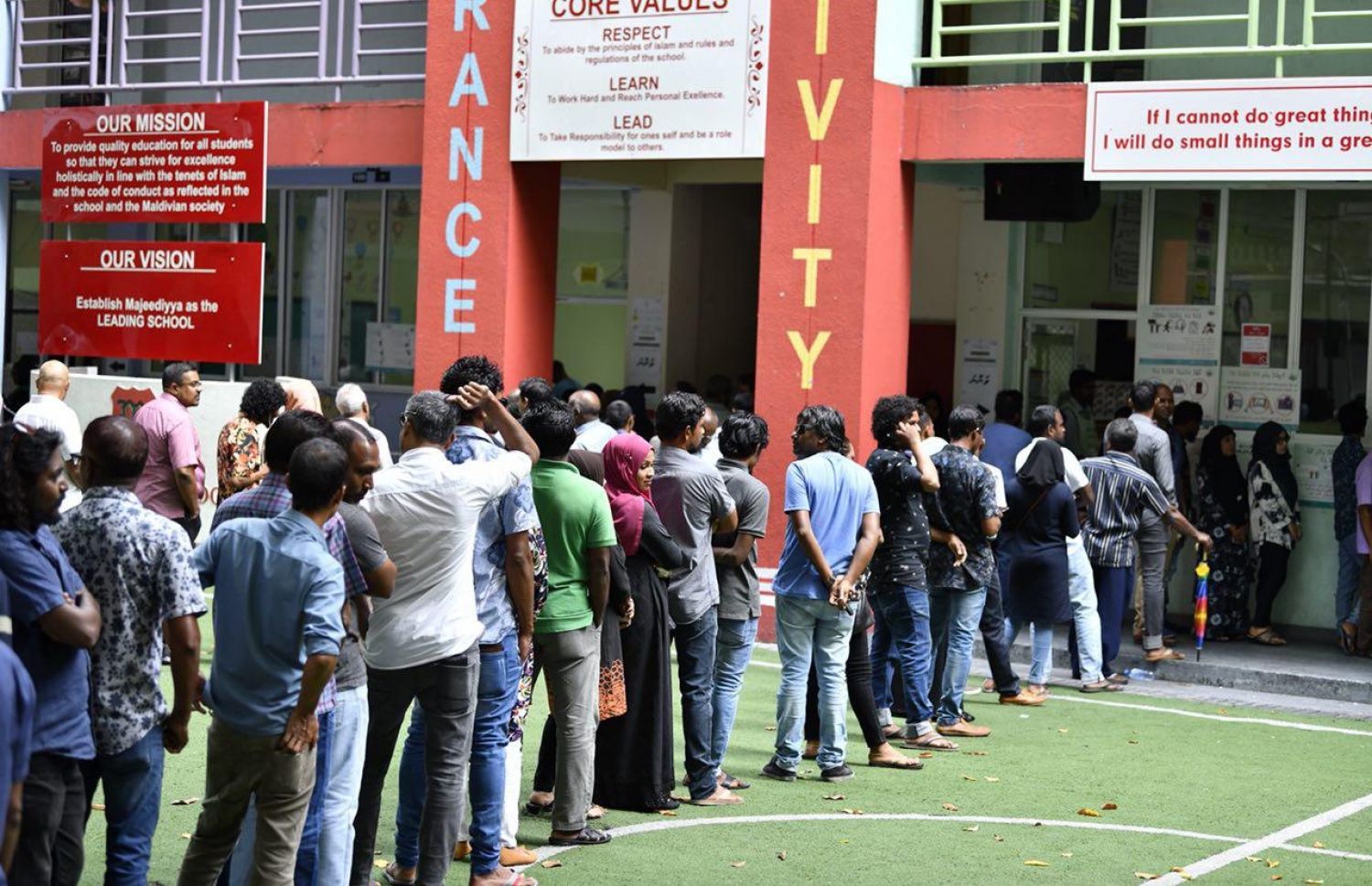 މާލެ: ސެޕްޓެމްބަރު 23، 2018: މަޖީދިއްޔާ ސްކޫލުގައި މީހަކު ވޯޓު ލަނީ.-- ފޮޓޯ: ނިޝާން އަލީ /މިހާރު