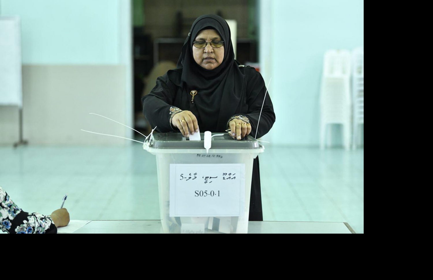 މާލެ: ސެޕްޓެމްބަރު 23، 2018: މަޖީދިއްޔާ ސްކޫލުގައި މީހަކު ވޯޓު ލަނީ.-- ފޮޓޯ: ނިޝާން އަލީ /މިހާރު