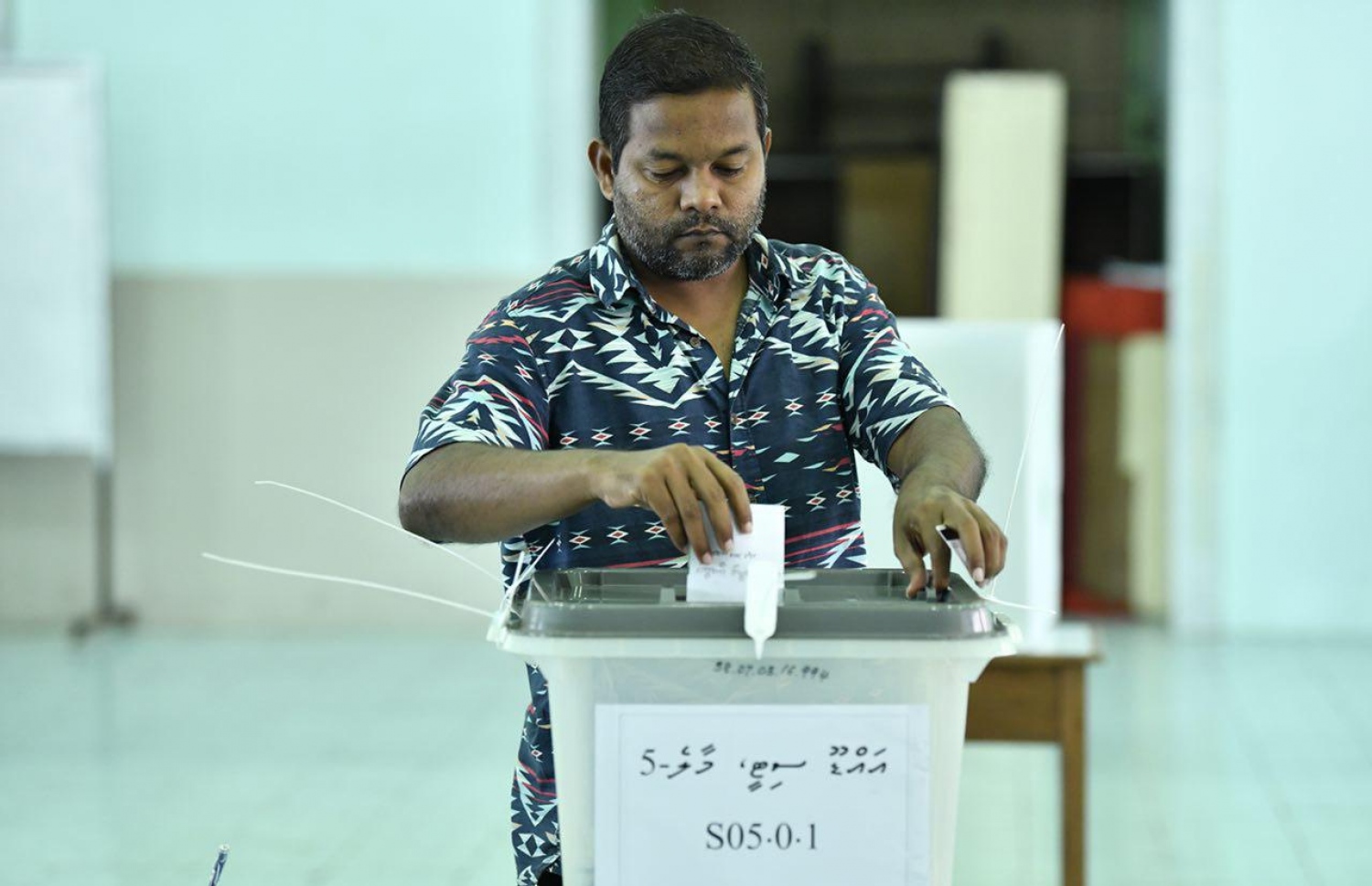 މާލެ: ސެޕްޓެމްބަރު 23، 2018: މަޖީދިއްޔާ ސްކޫލުގައި މީހަކު ވޯޓު ލަނީ.-- ފޮޓޯ: ނިޝާން އަލީ /މިހާރު